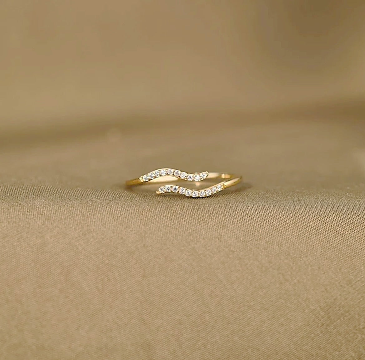 Sparkling wave ring