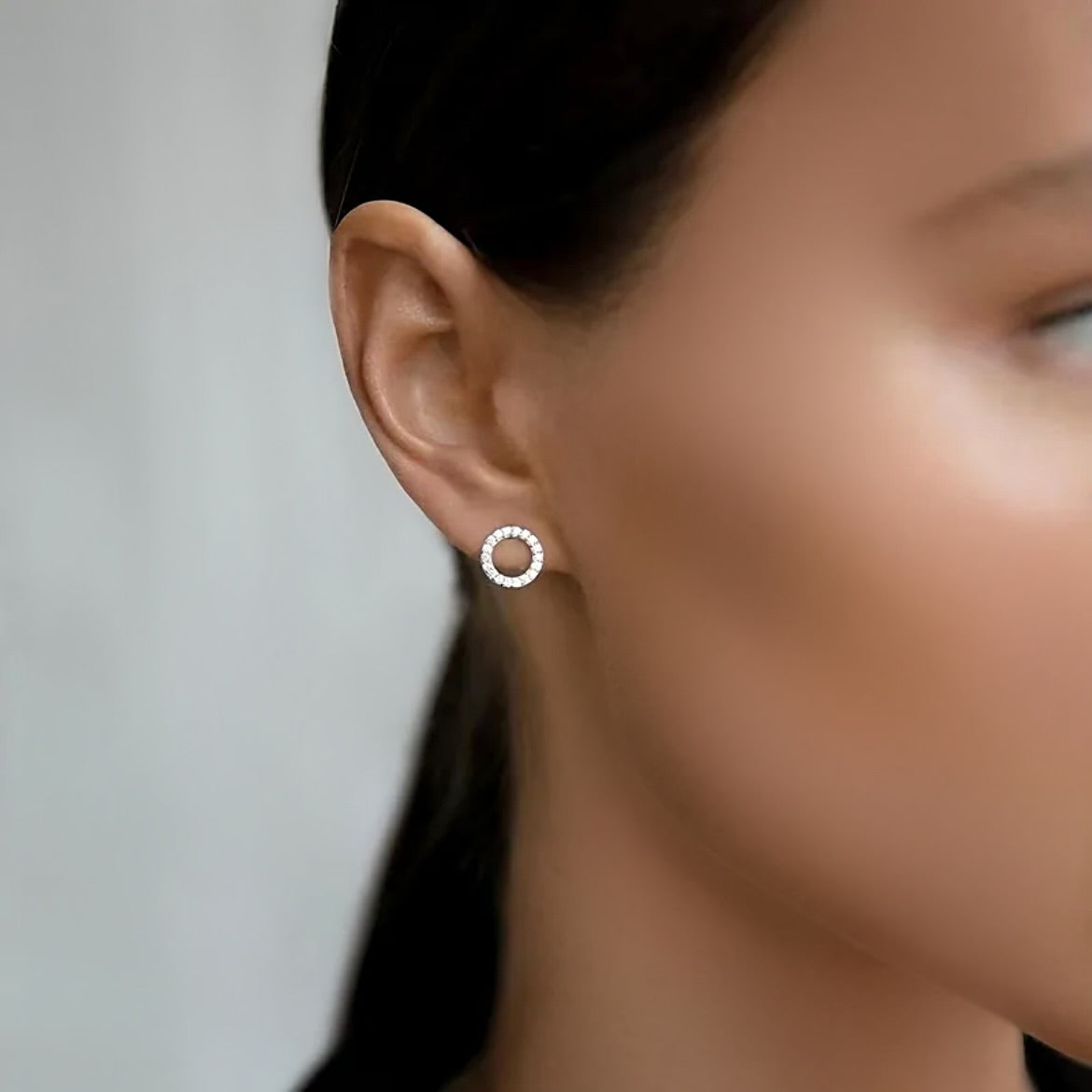 Sparkling circle stud earrings