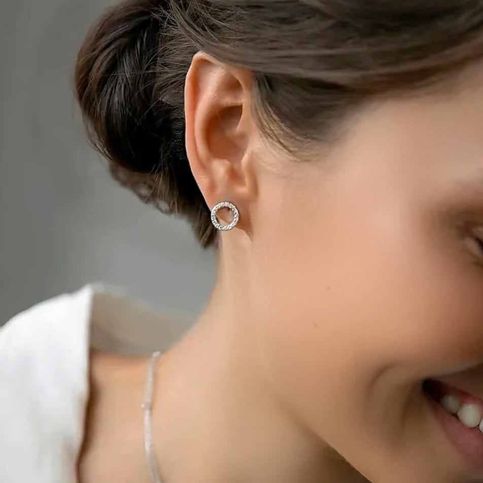 Sparkling circle stud earrings