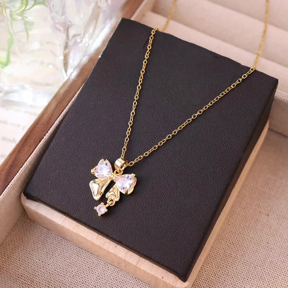 Sparkling bow necklace