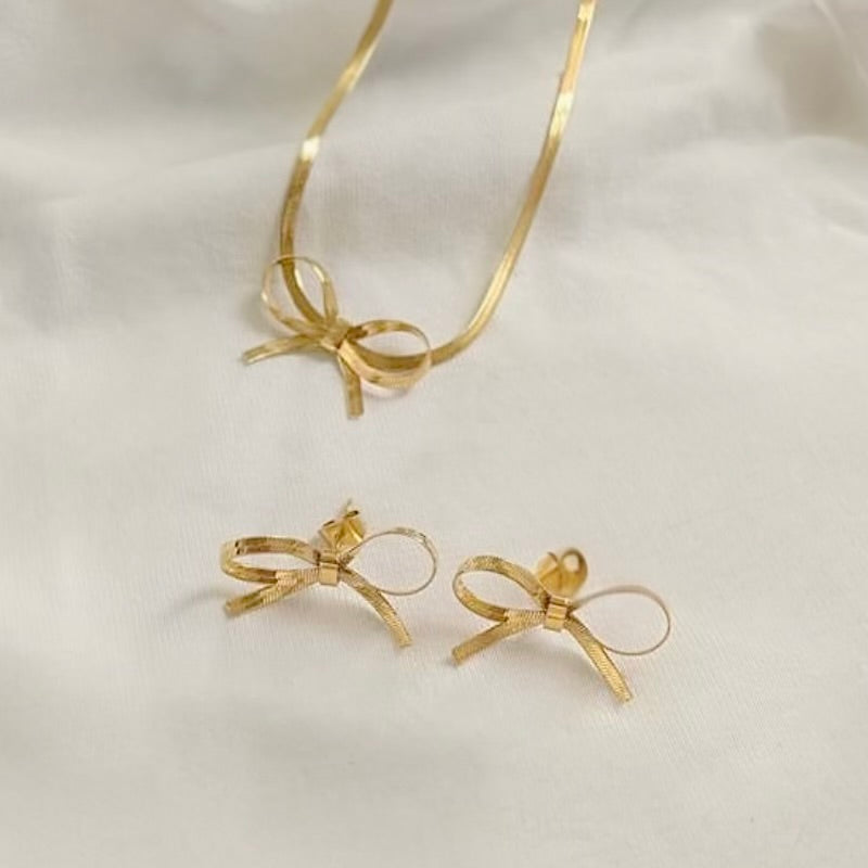 Gold bow necklace