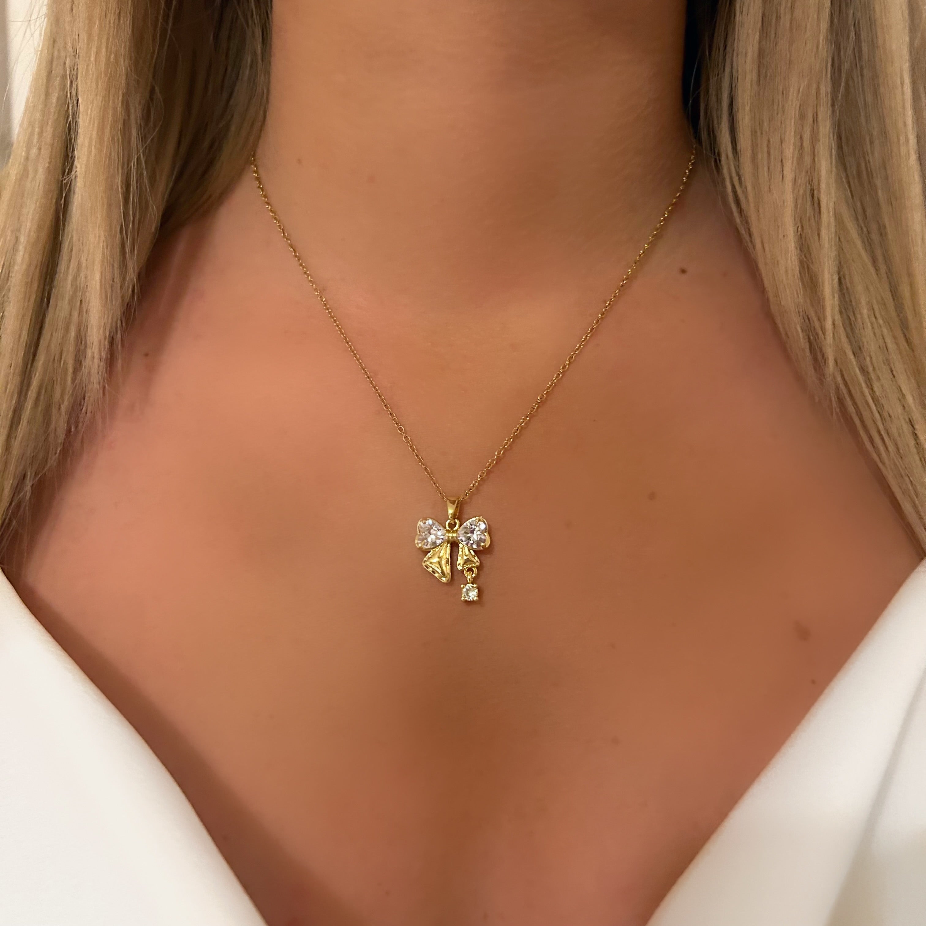 Sparkling bow necklace