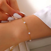 Dainty pearl bracelet