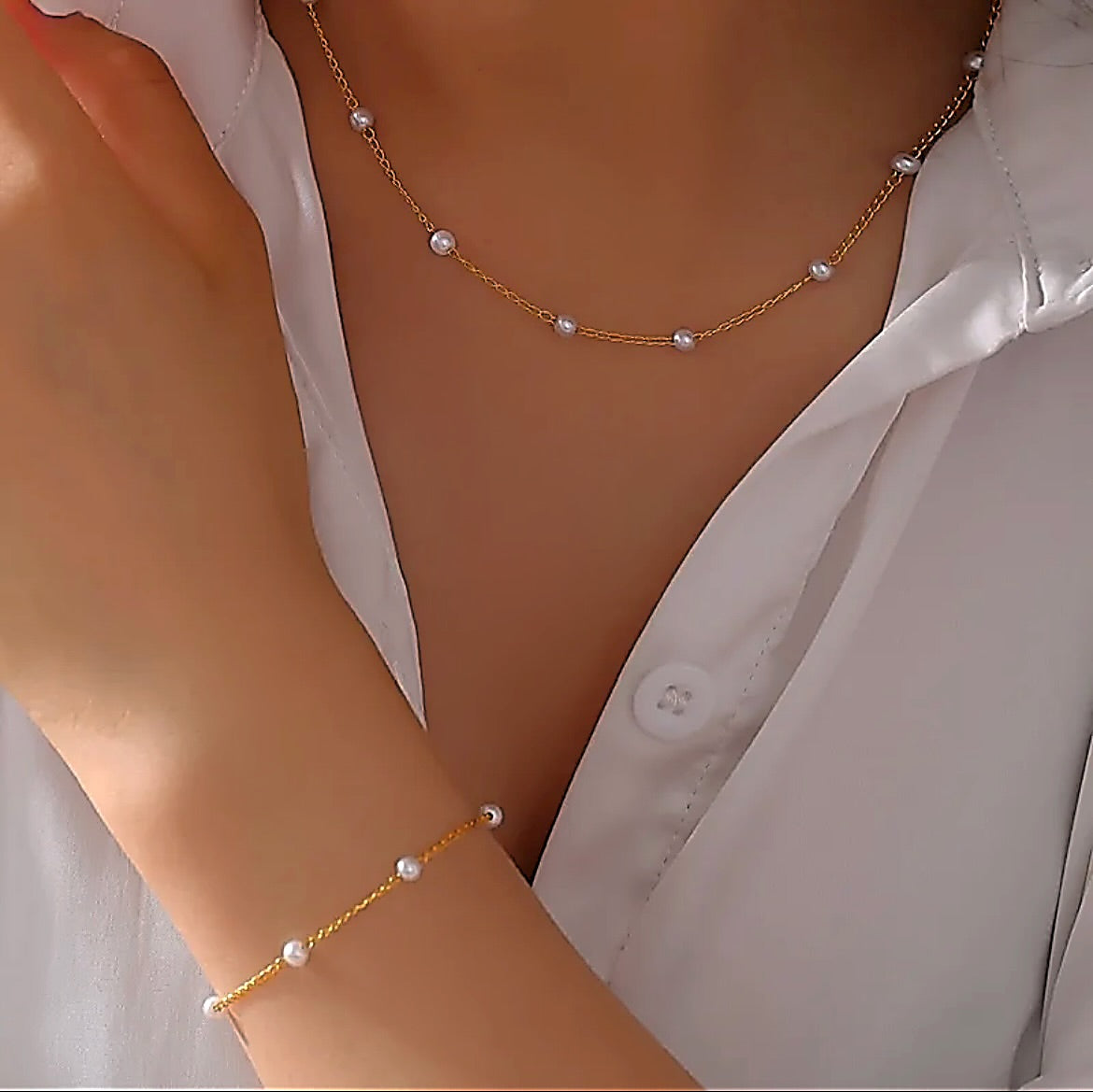 Dainty pearl necklace
