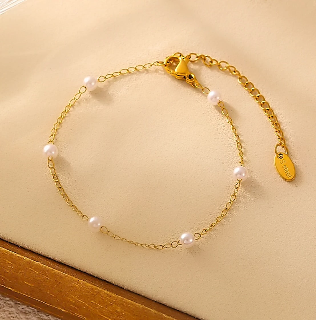 Dainty pearl bracelet