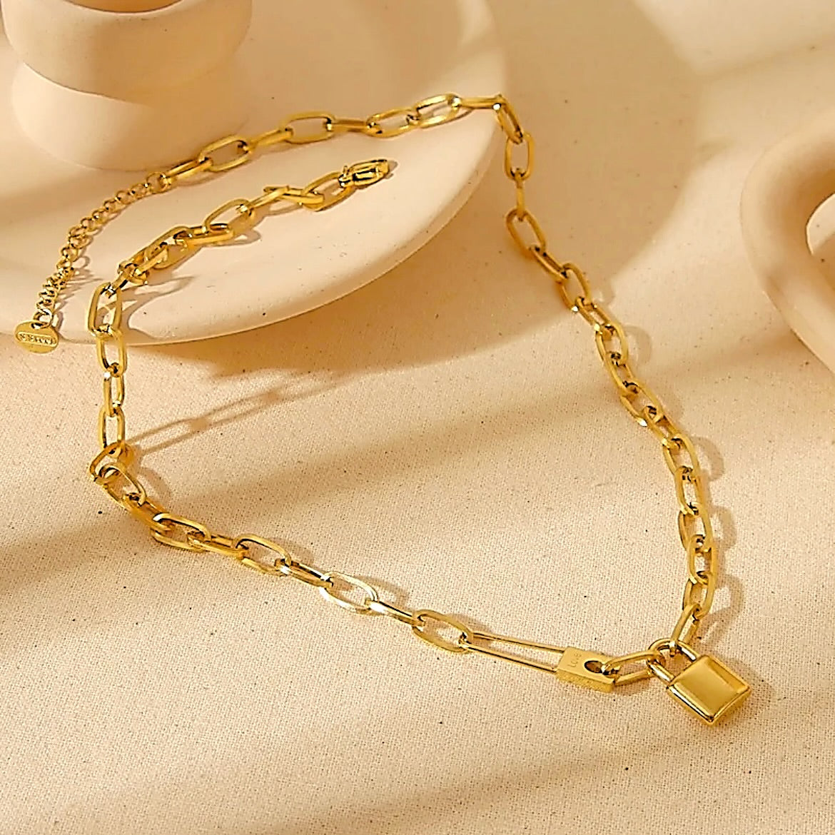 Gold
Lock necklace