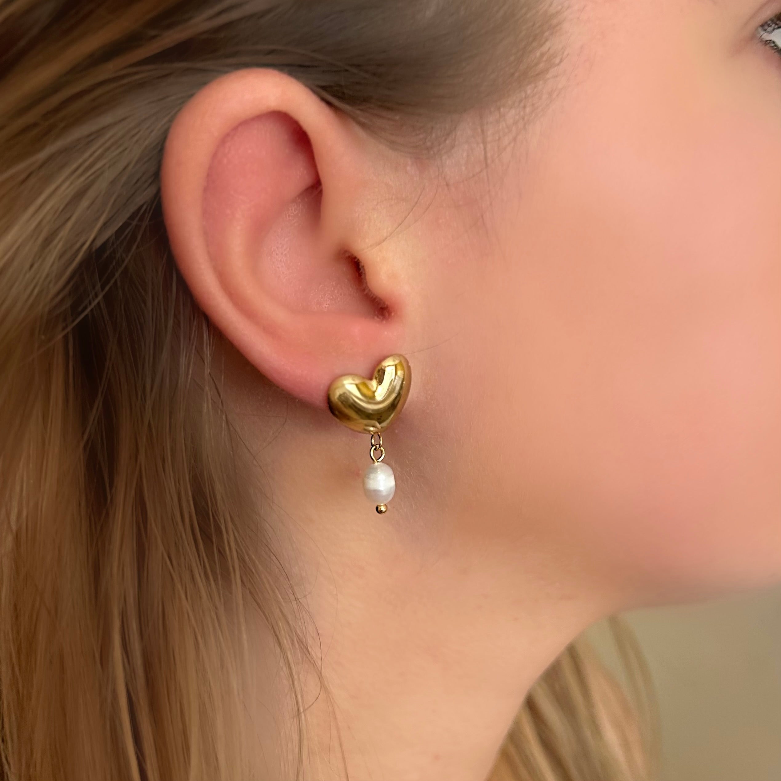 Heart pearl earrings