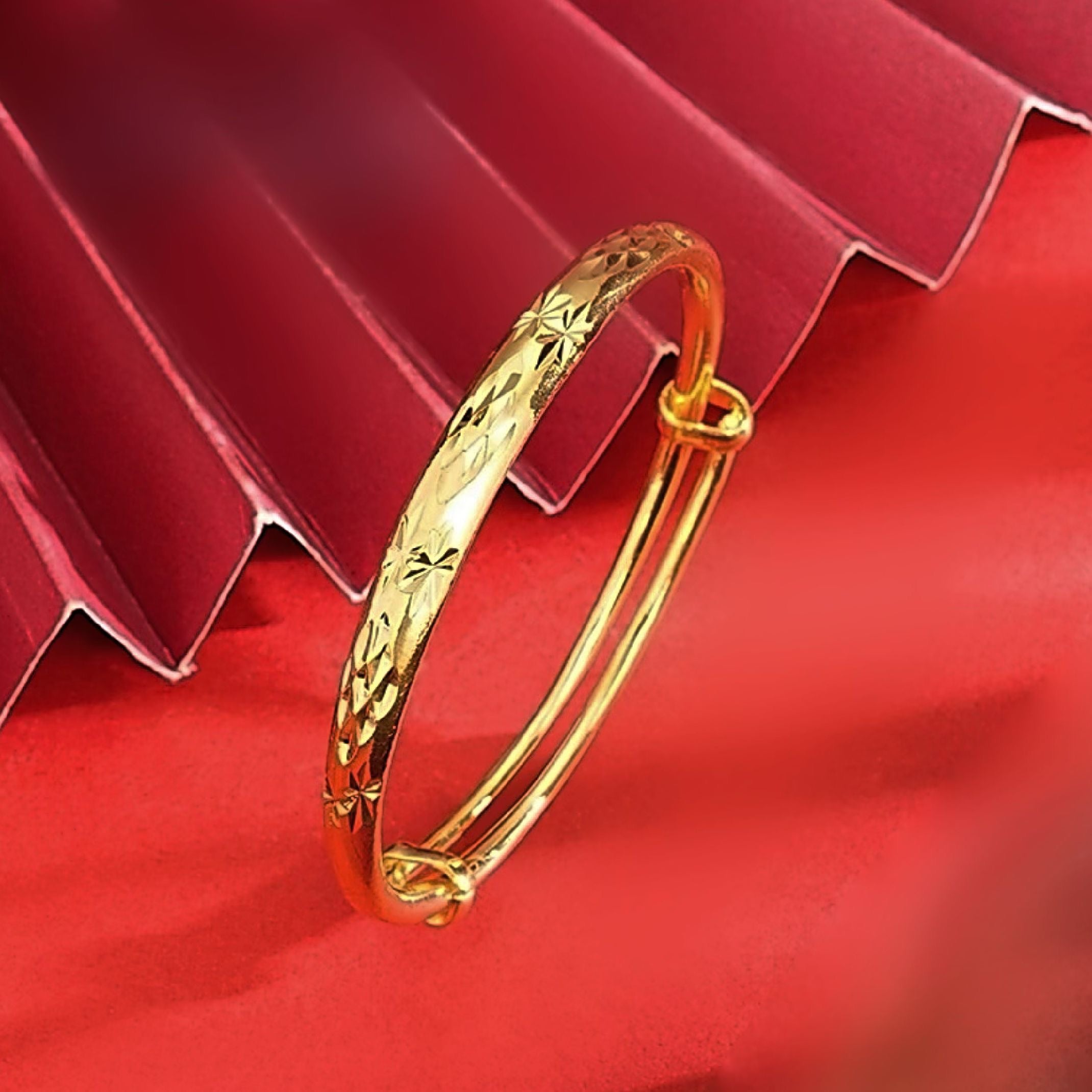 Gold twinkle bangle