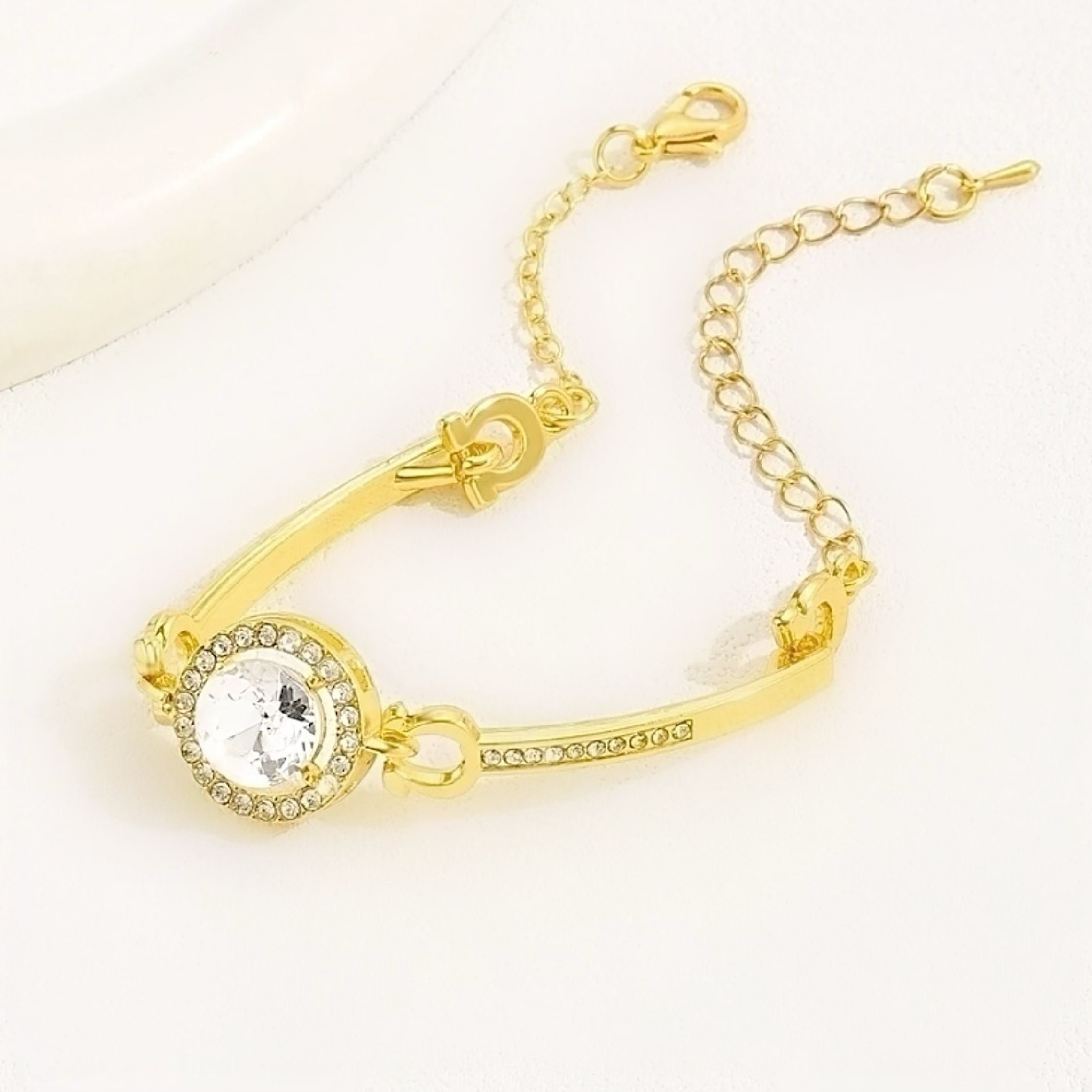 Gold diamond pendant bracelet