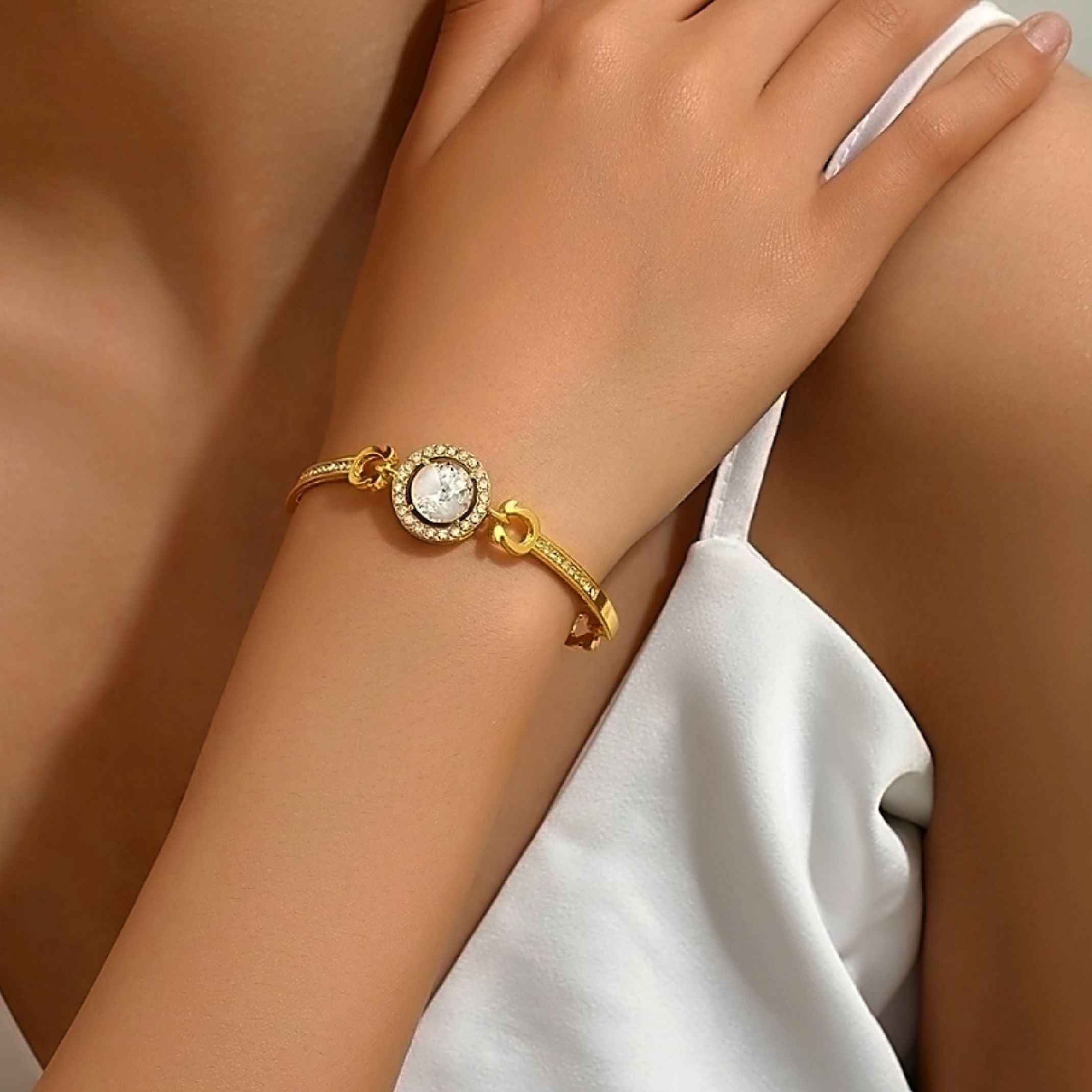 Gold diamond pendant bracelet