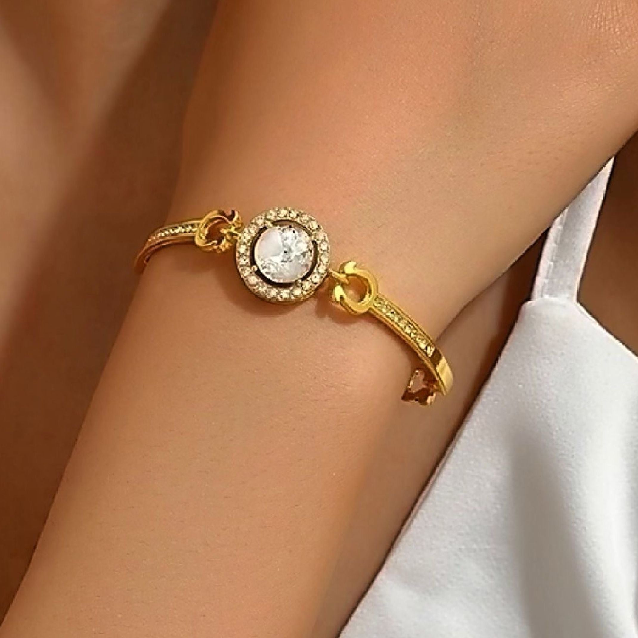 Gold diamond pendant bracelet