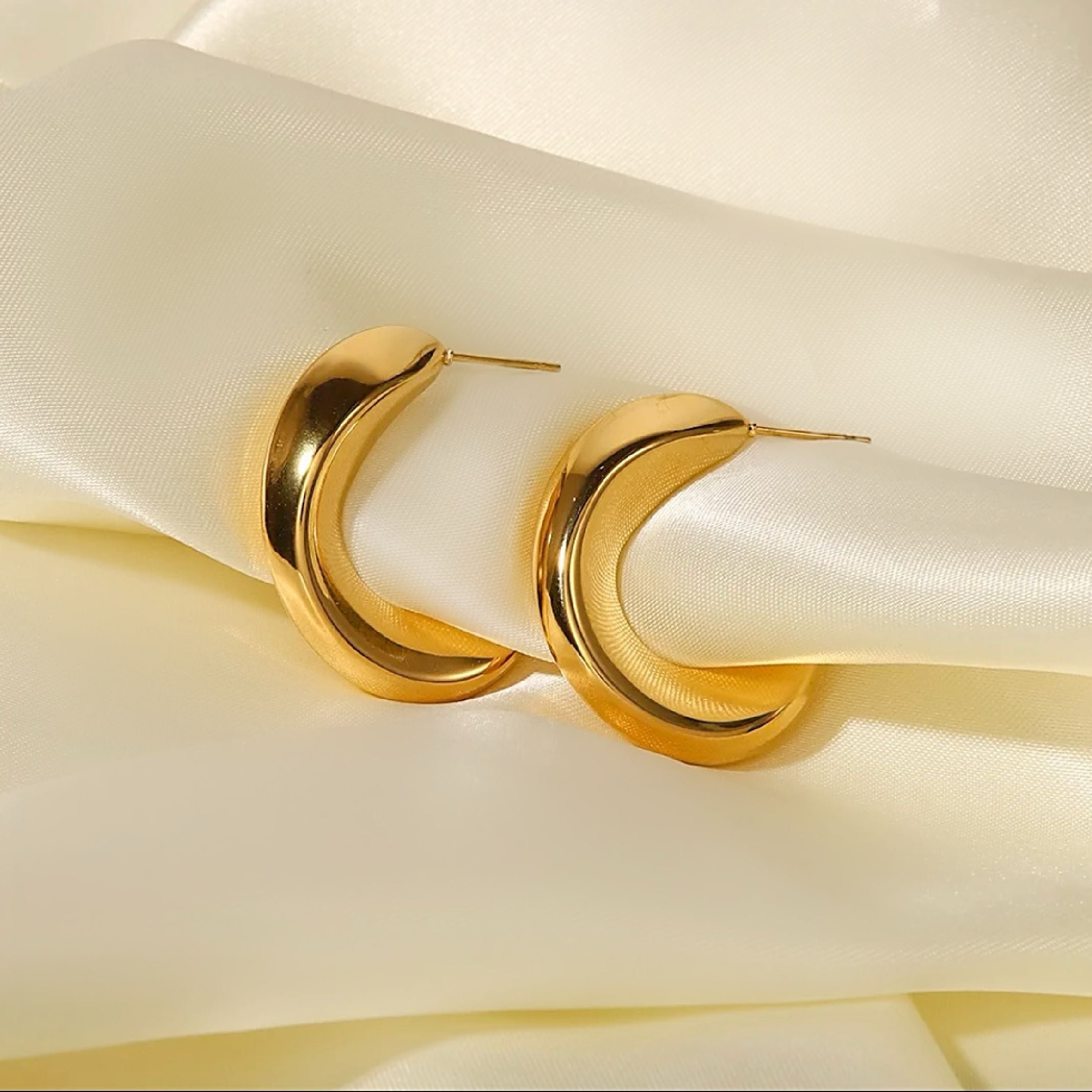 Gold curve hoop earrings