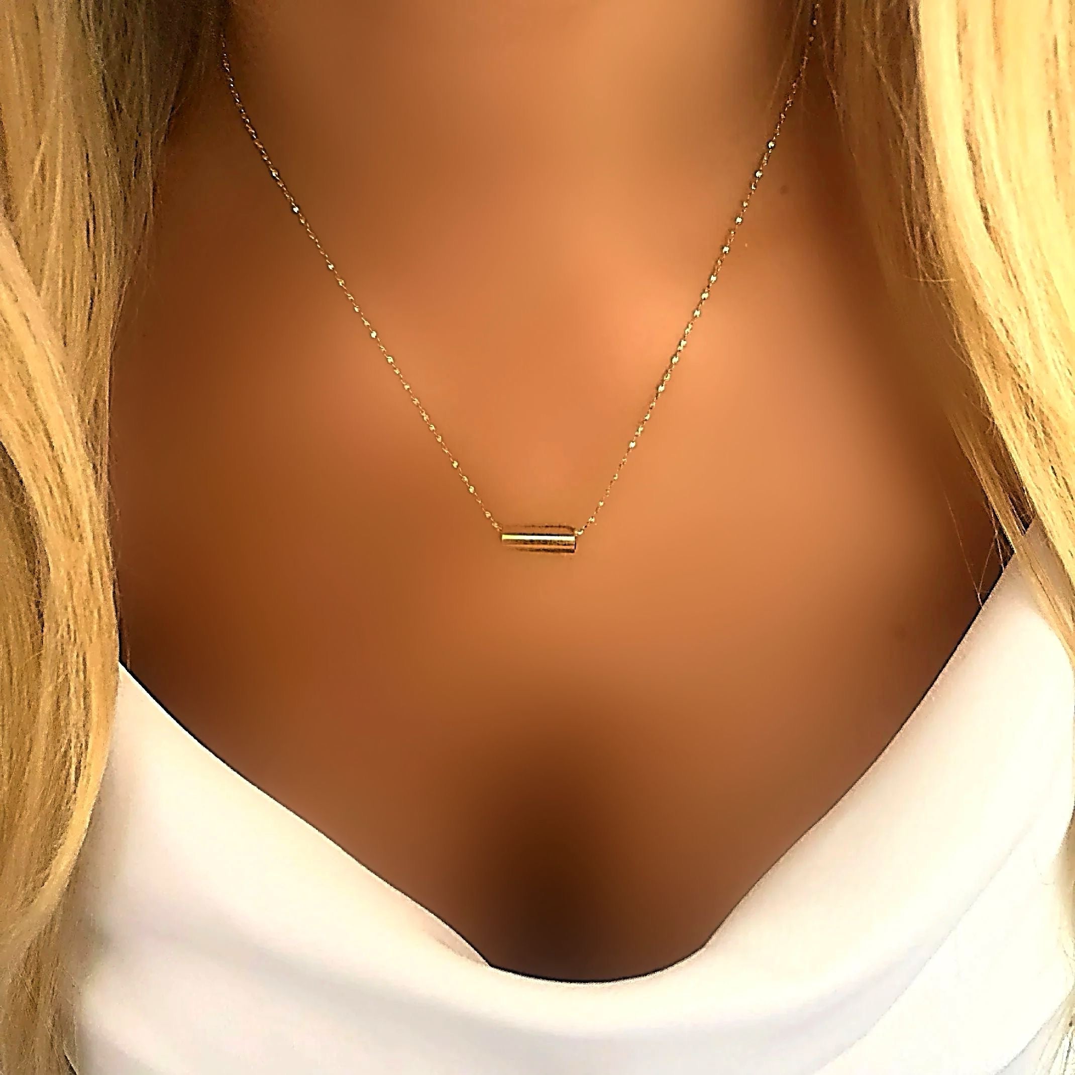 Gold pendant necklace