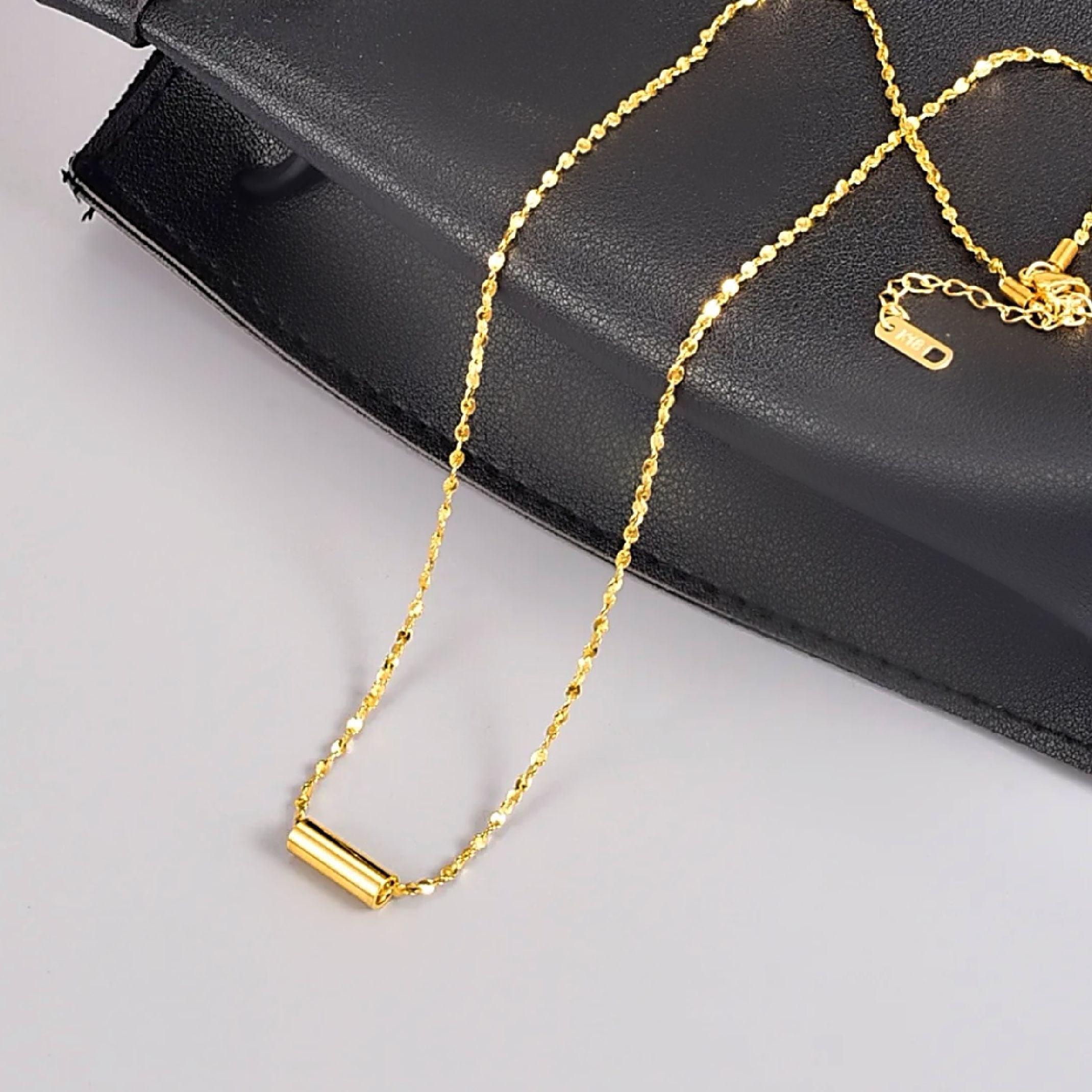 Gold pendant necklace 