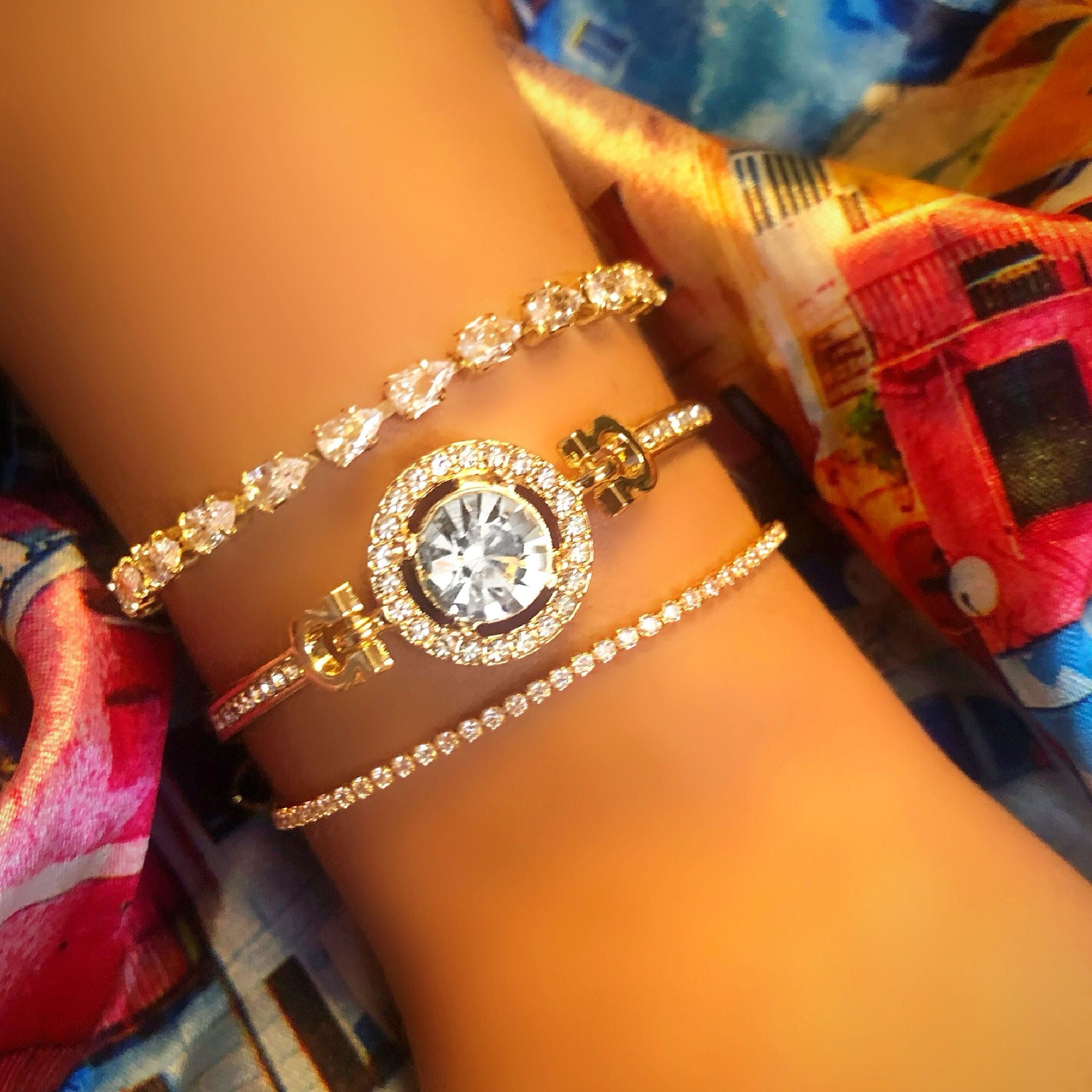 Diamond pendant bracelet gold