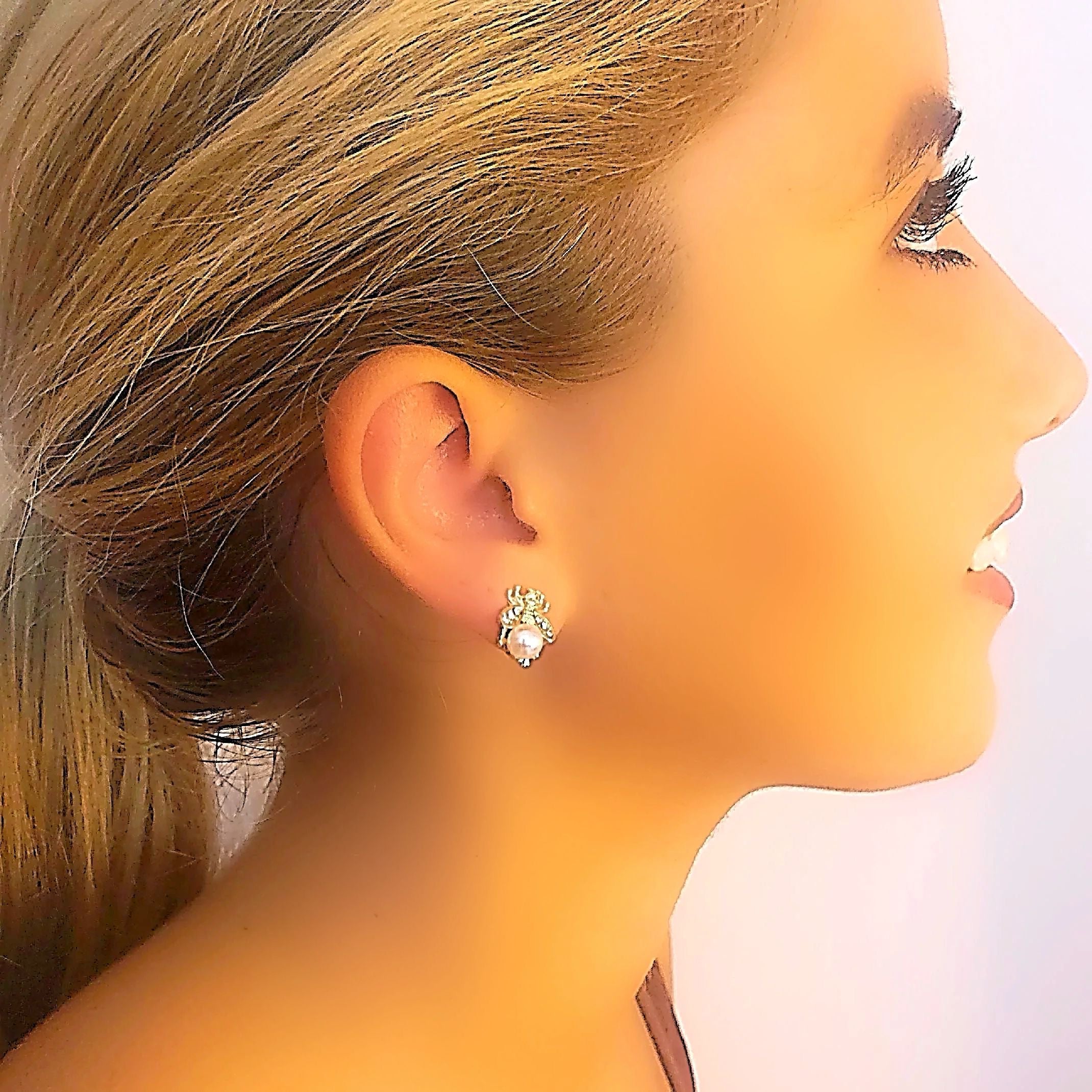 Bee pearl earrings 