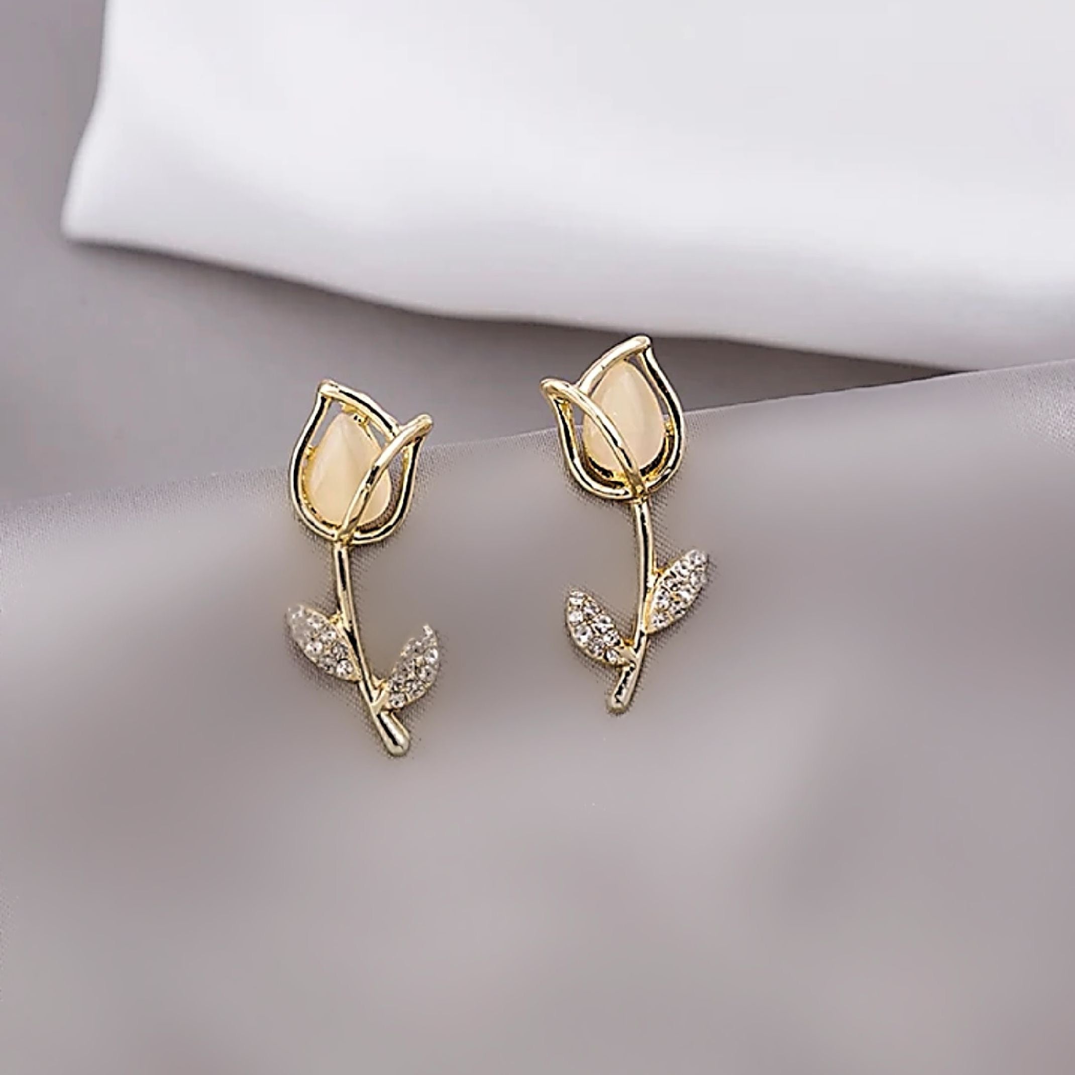 Tulip stud earrings 