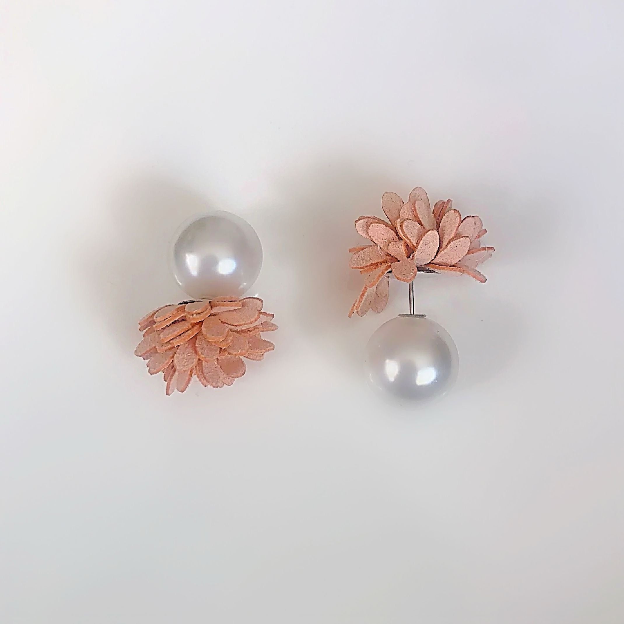 Pink flower pearl stud earrings 
