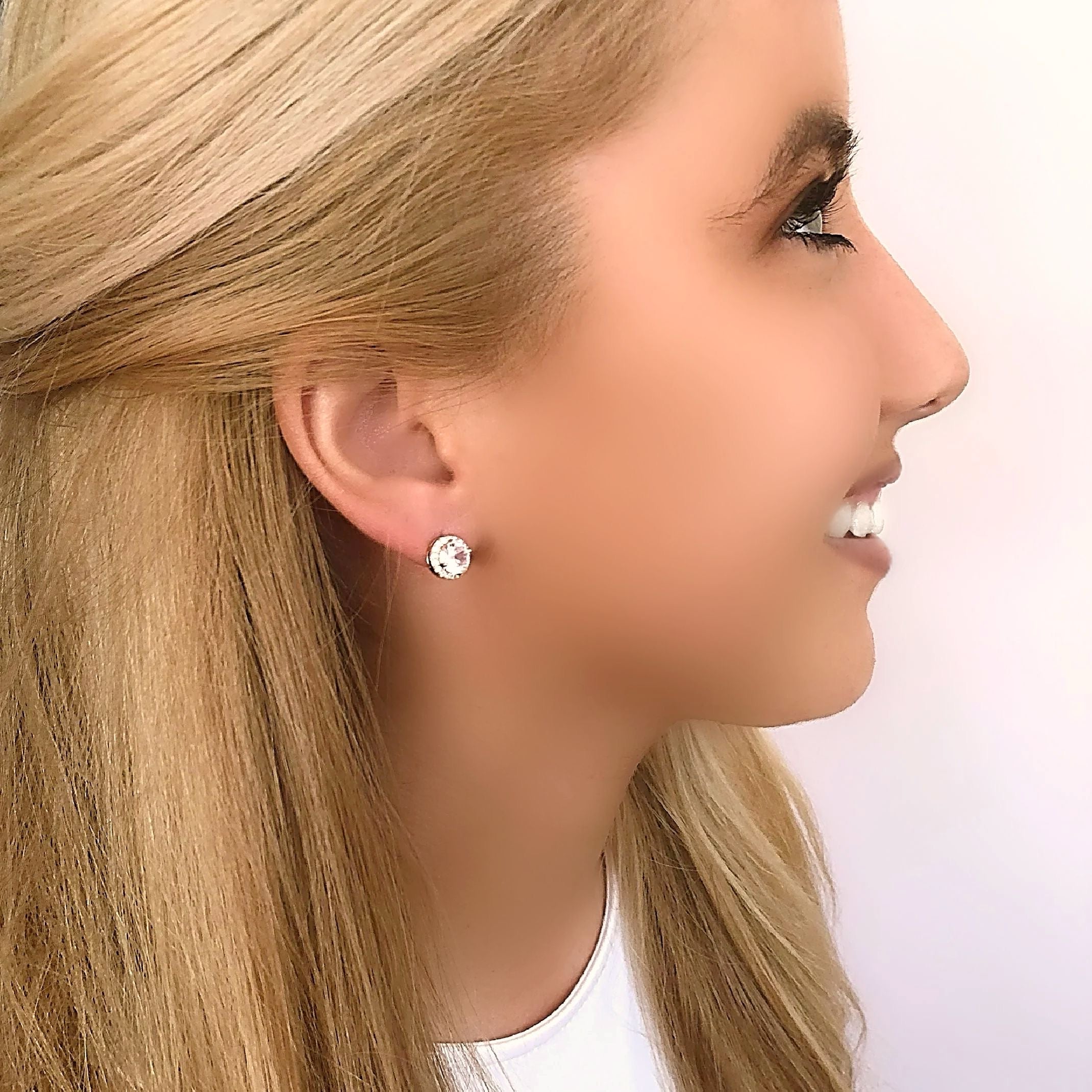 Round diamond stud earrings 