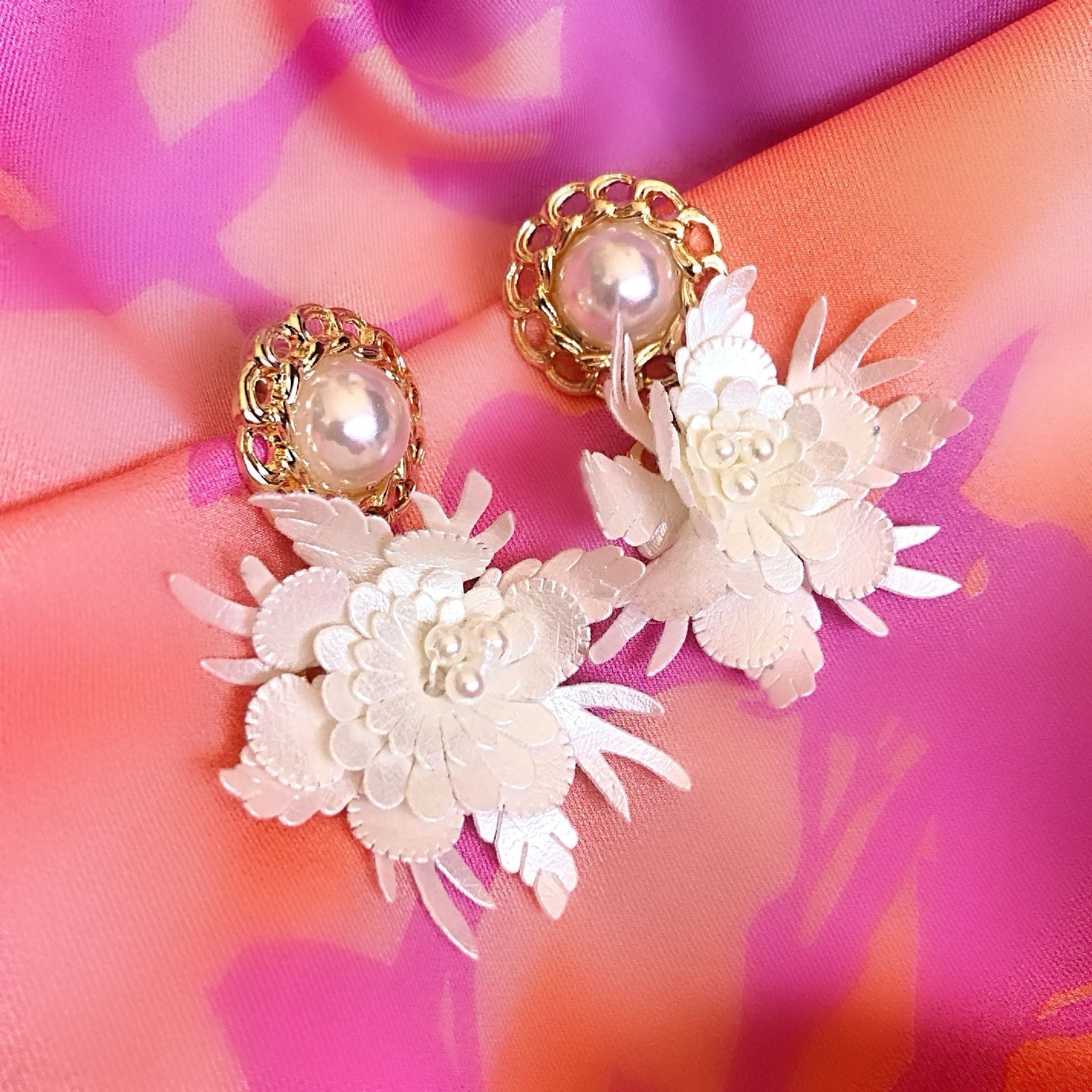 Pearlescent flower earrings 