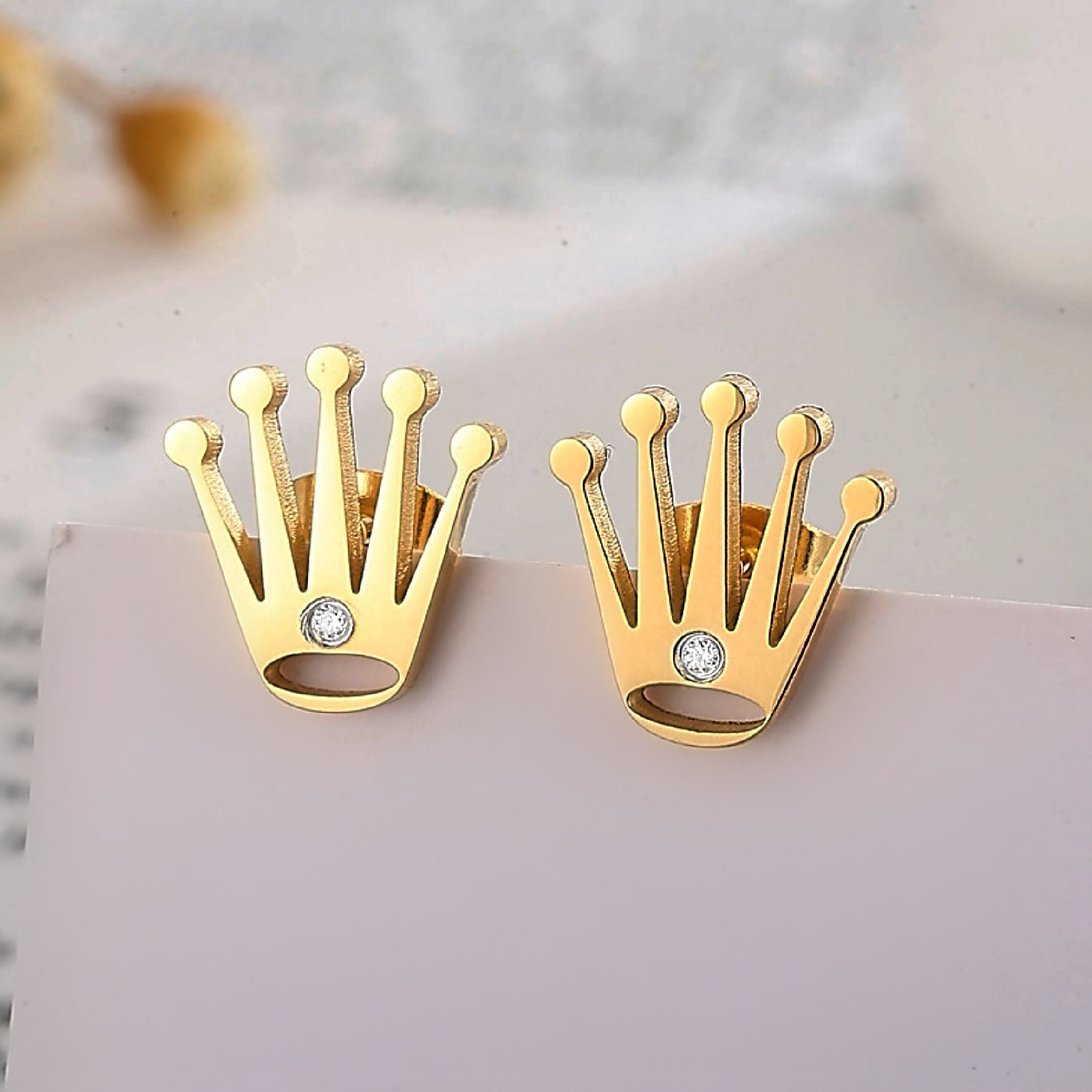 Gold crown stud earrings 