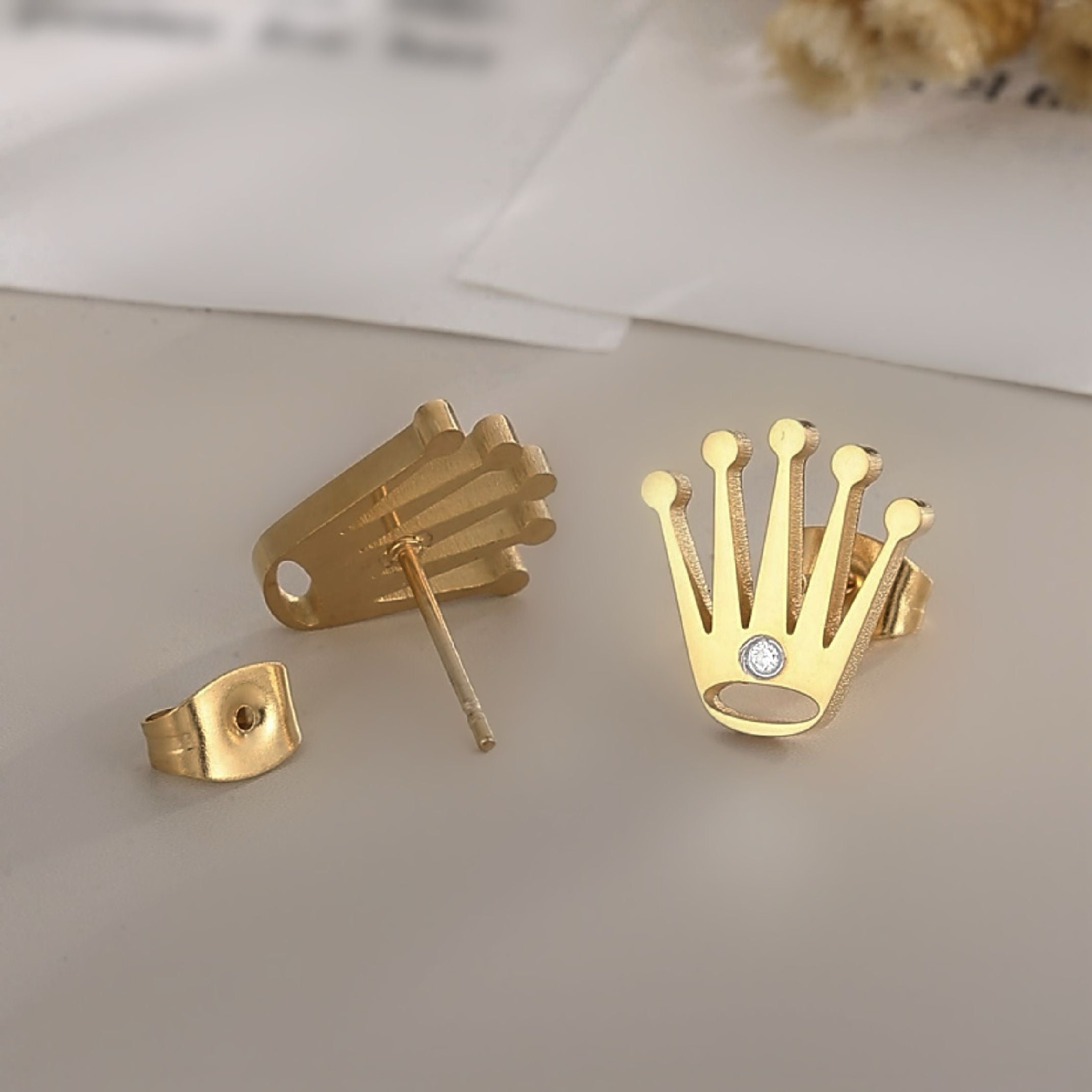 Gold crown stud earrings