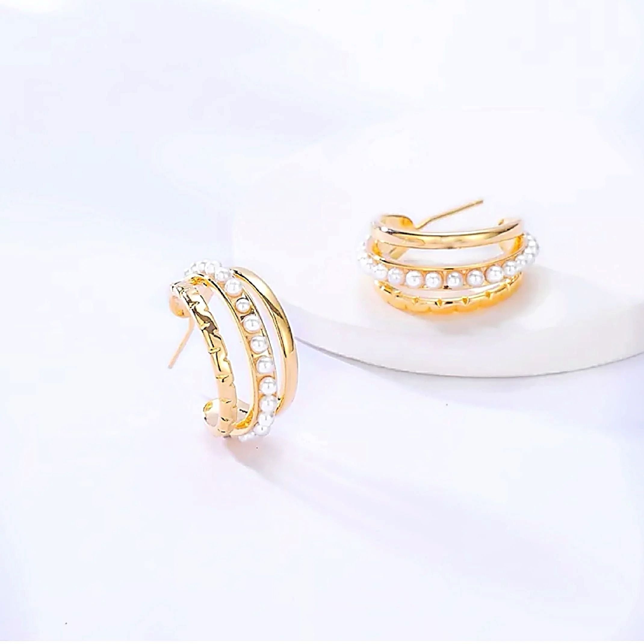 Pearl gold hoop earrings 