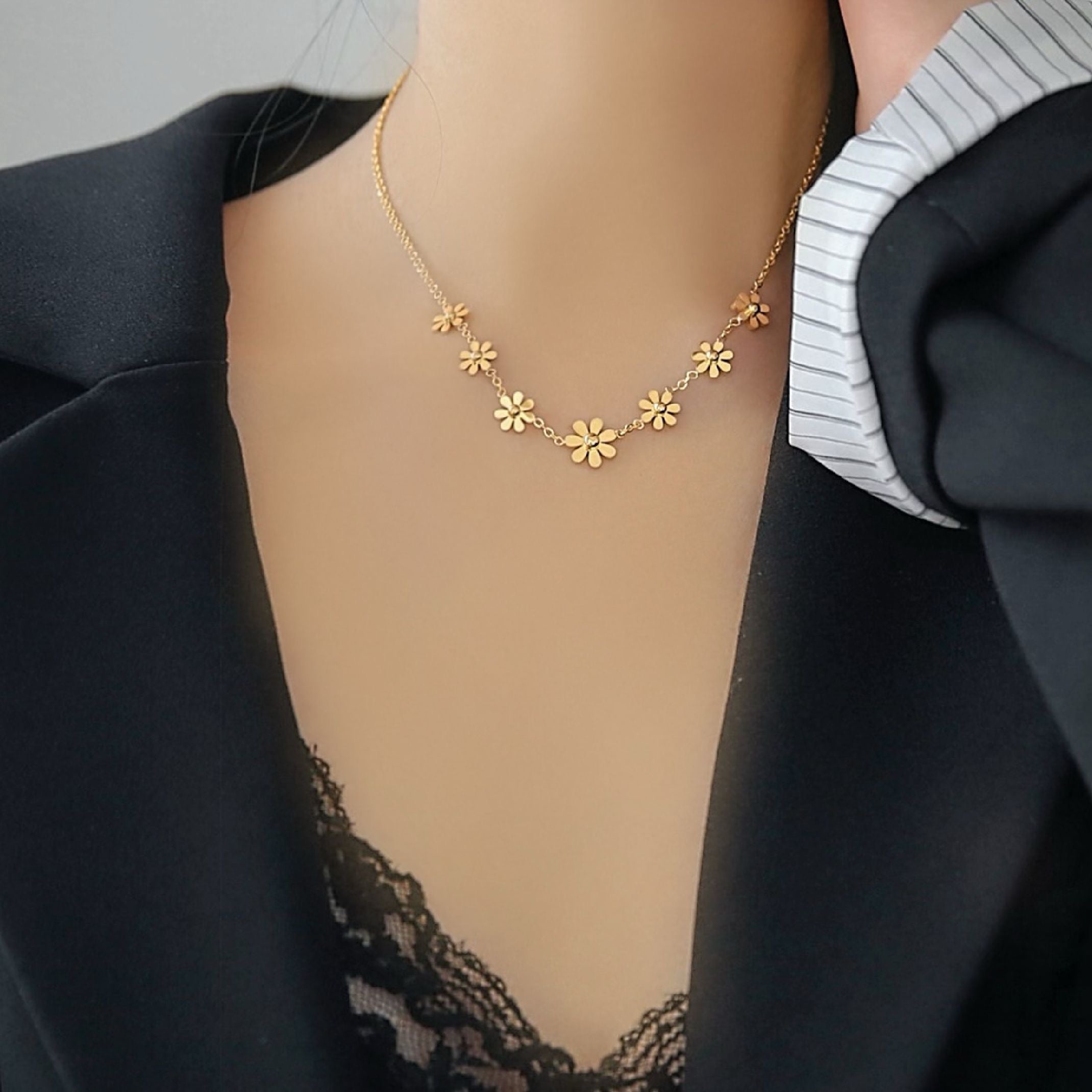 Gold flower necklace 