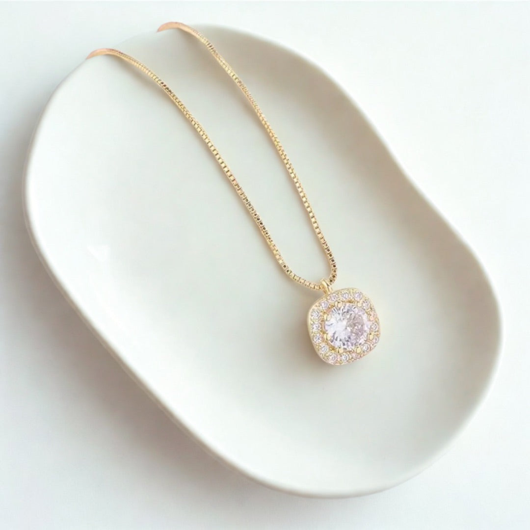 Luxe diamond pendant necklace