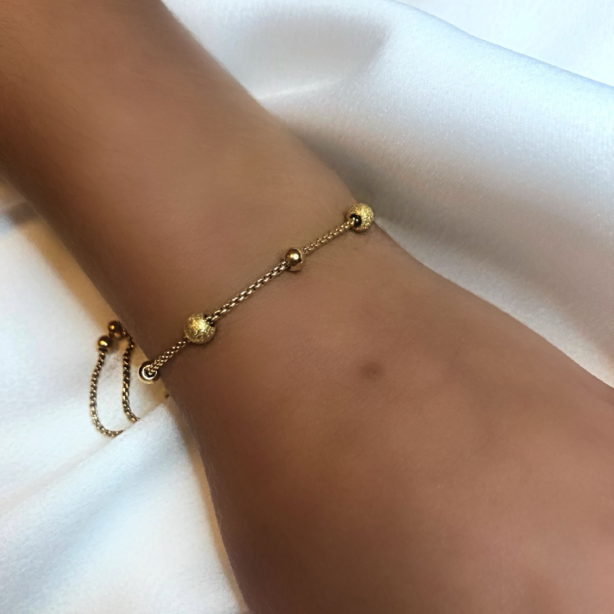 Gold beaded pull bracelet 