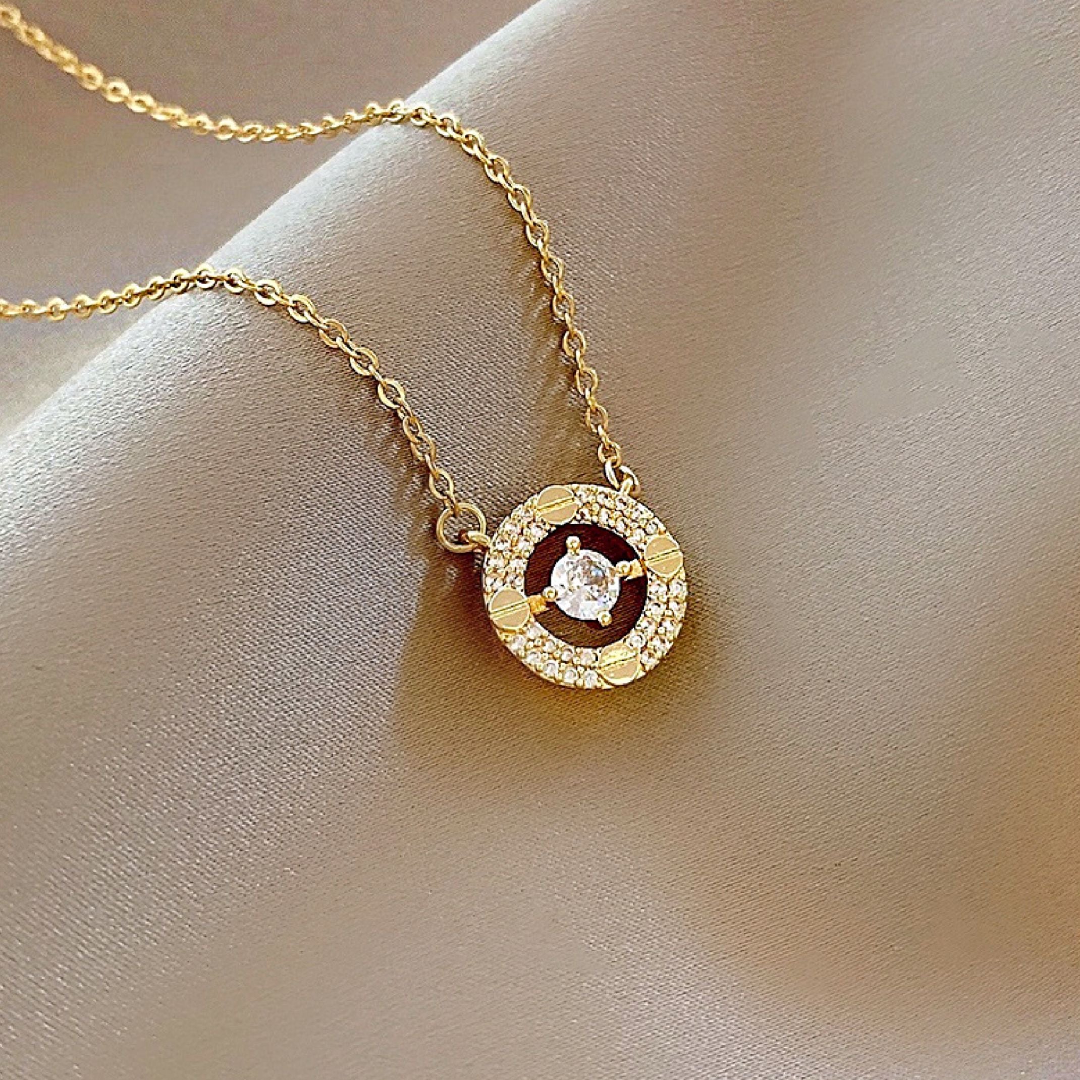 Round diamond necklace 