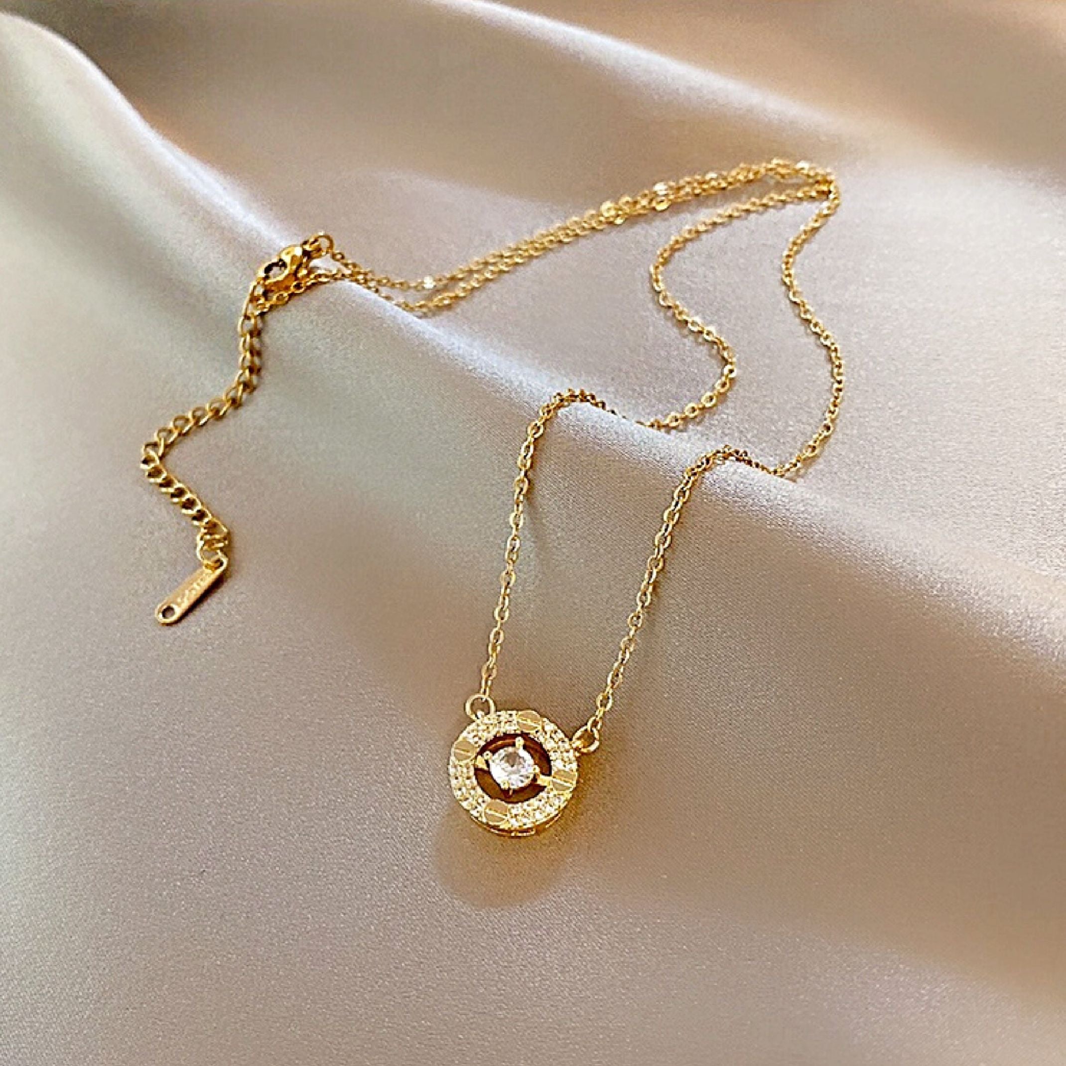 Round diamond necklace