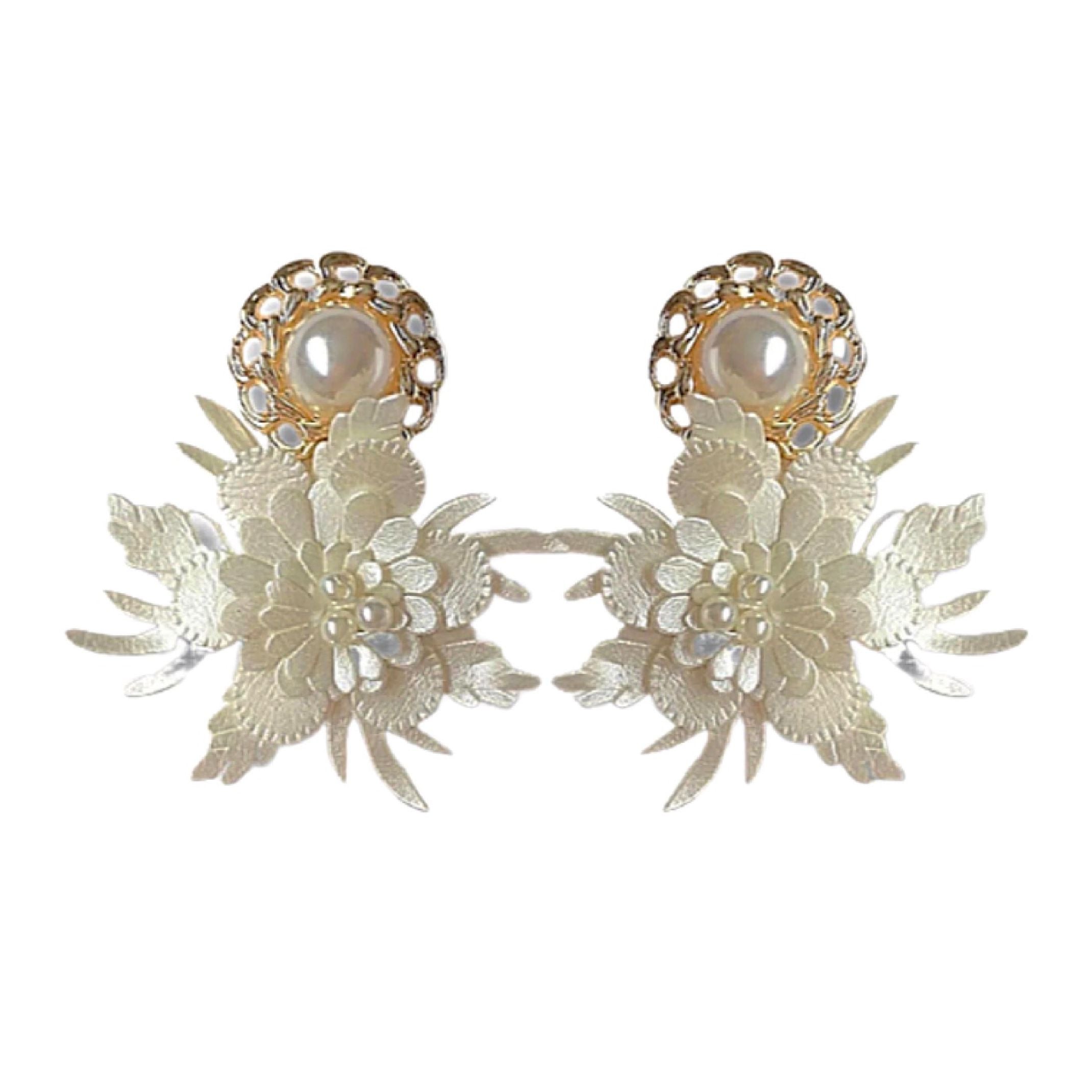 Pearlescent flower earrings 
