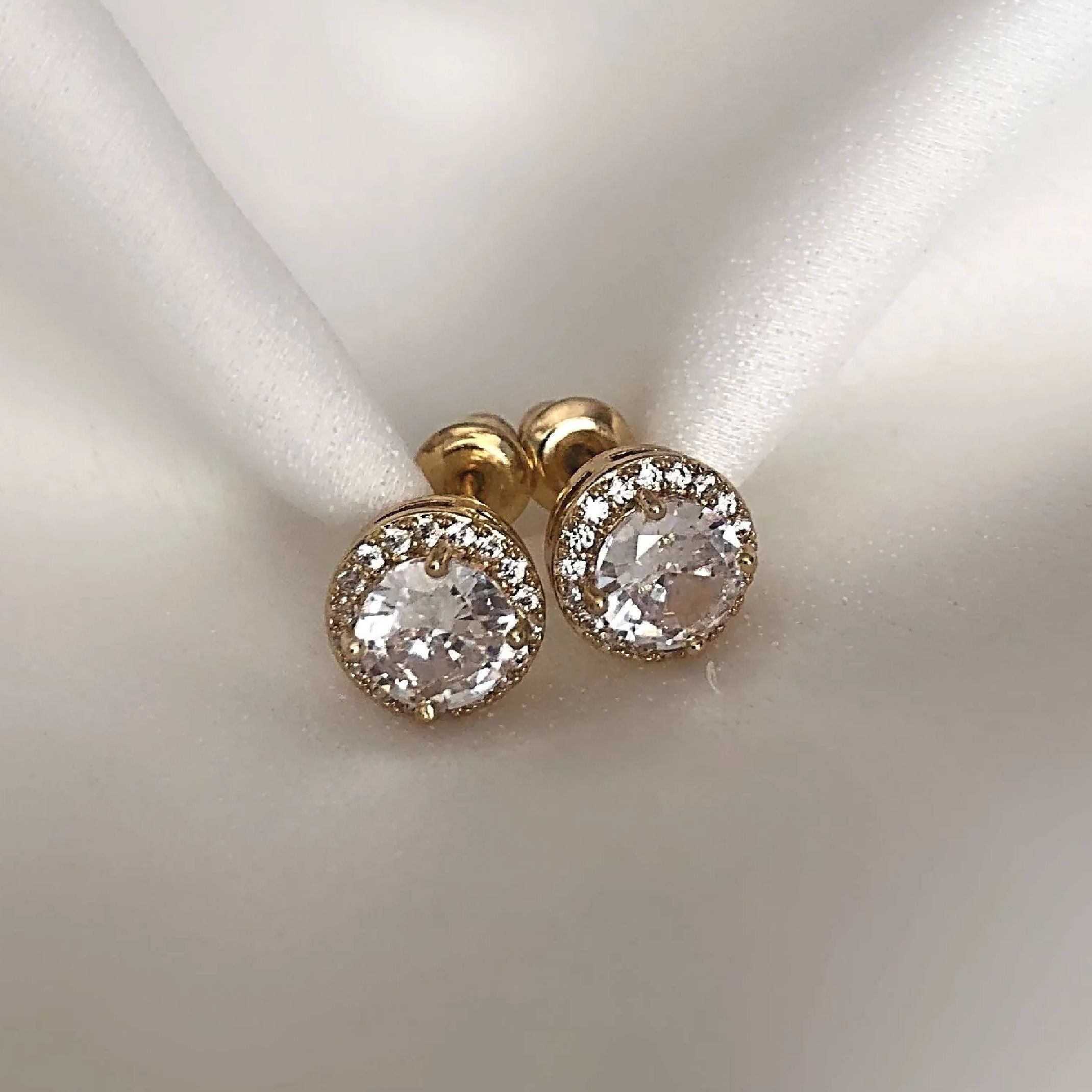 Round diamond stud earrings