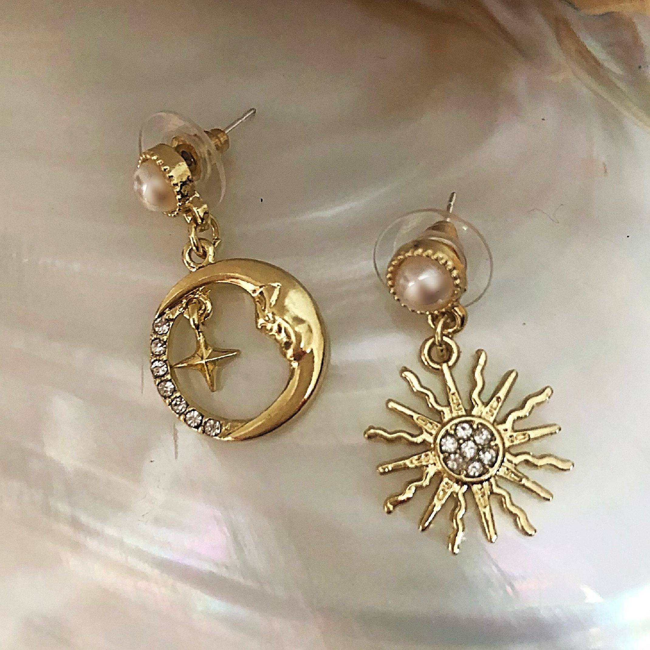Sun and moon pearl dangle earrings 