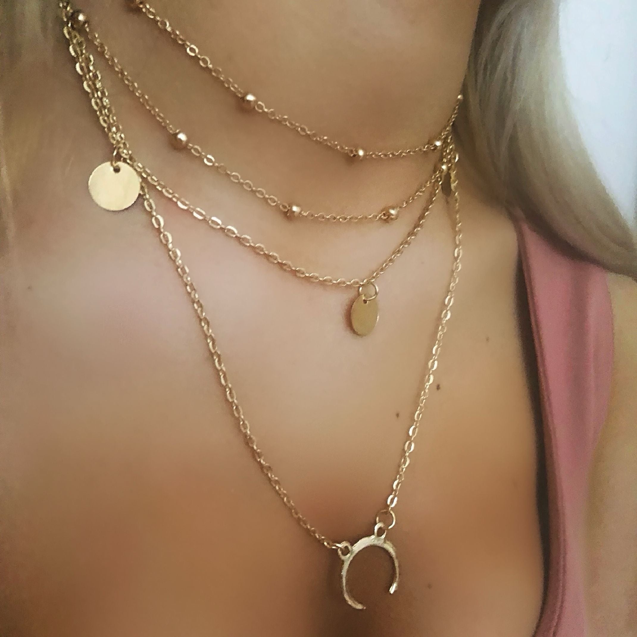 Gold horseshoe layering chains