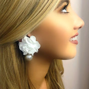 White flower pearl earrings