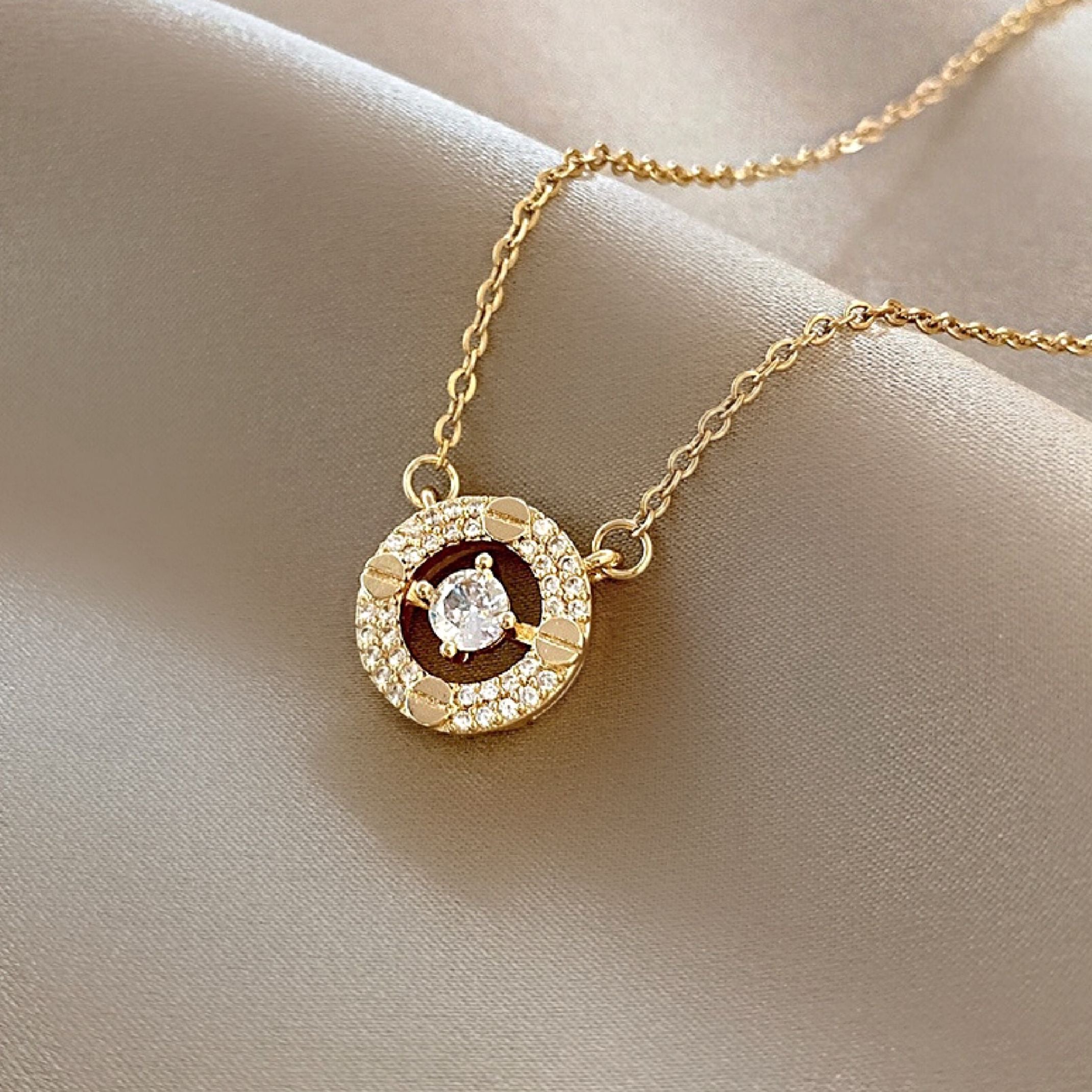 Round diamond necklace
