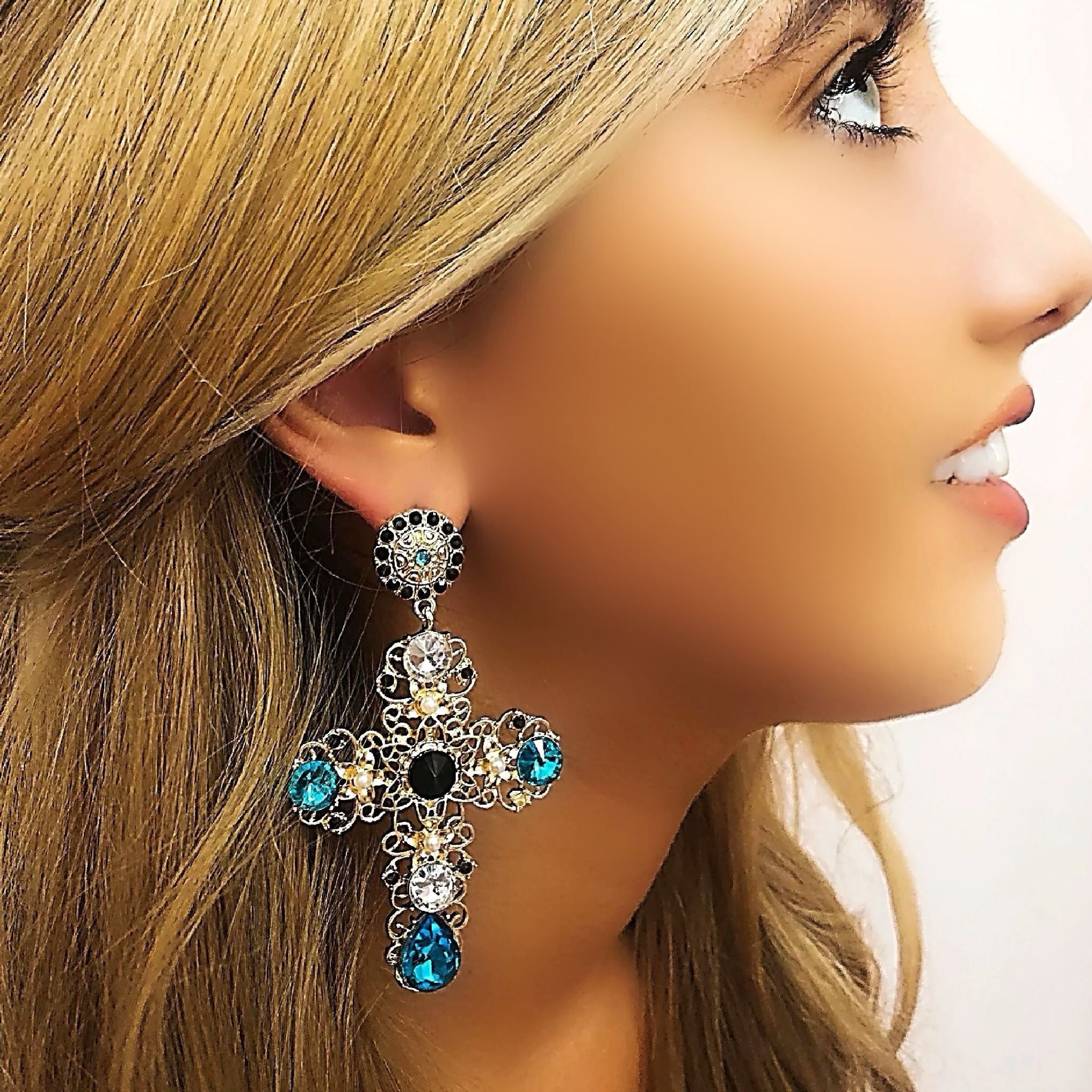 Cross earrings with blue jewels 