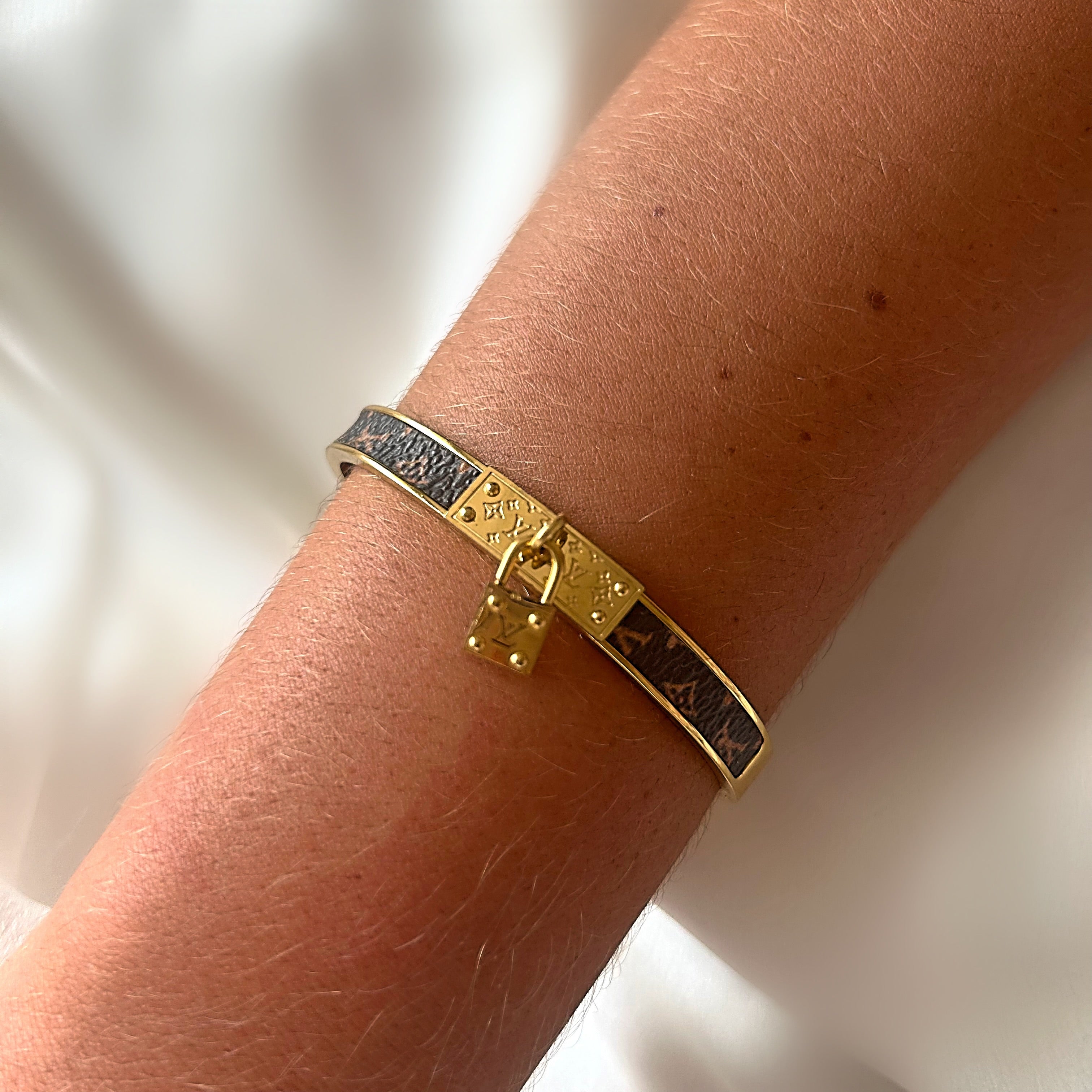 Gold lock bangle 