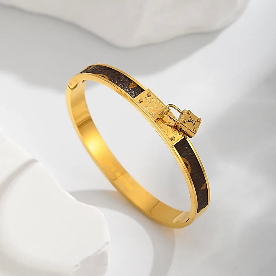 Gold
Lock bangle 