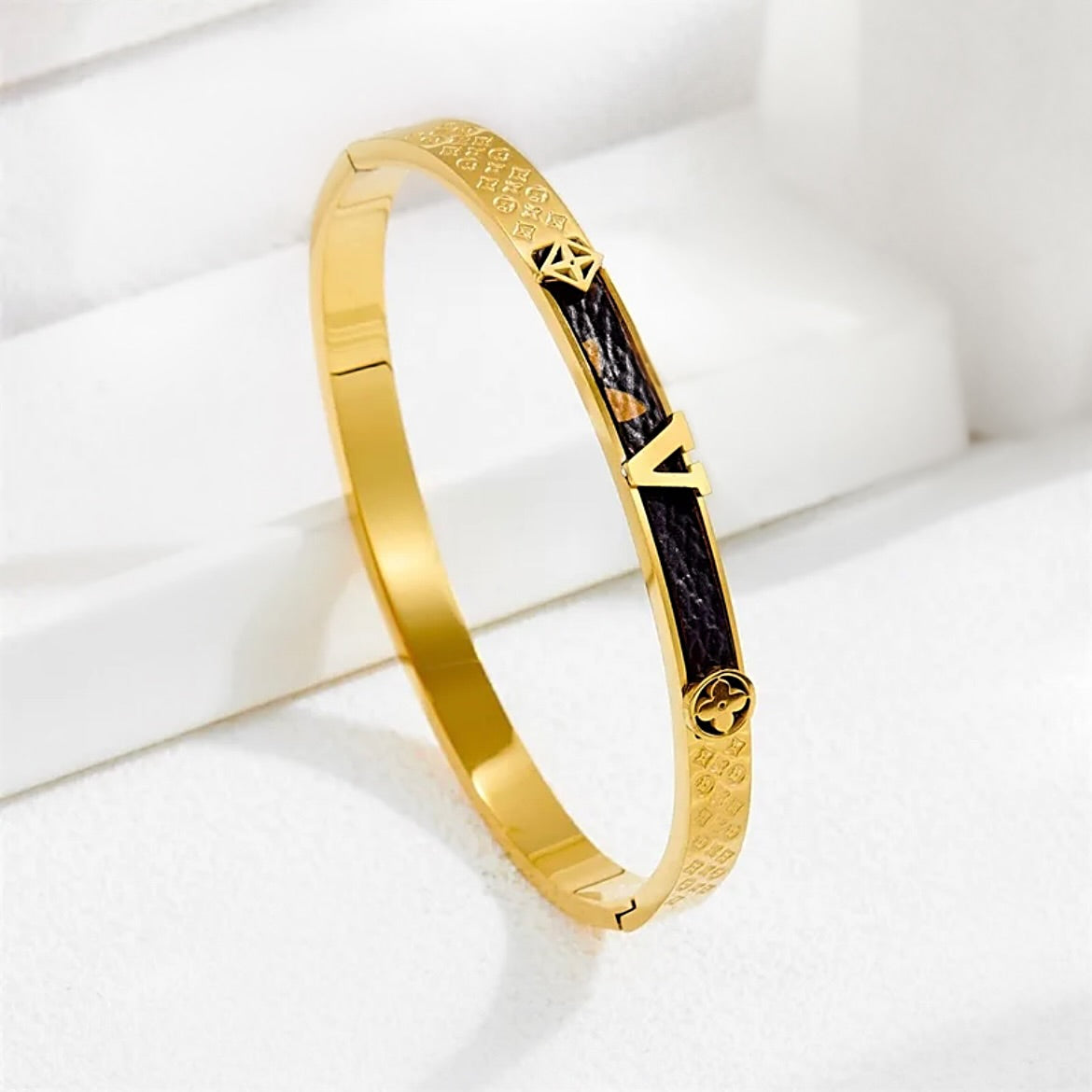 Clover engraved v bangle 
