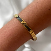 Clover engraved v bangle 