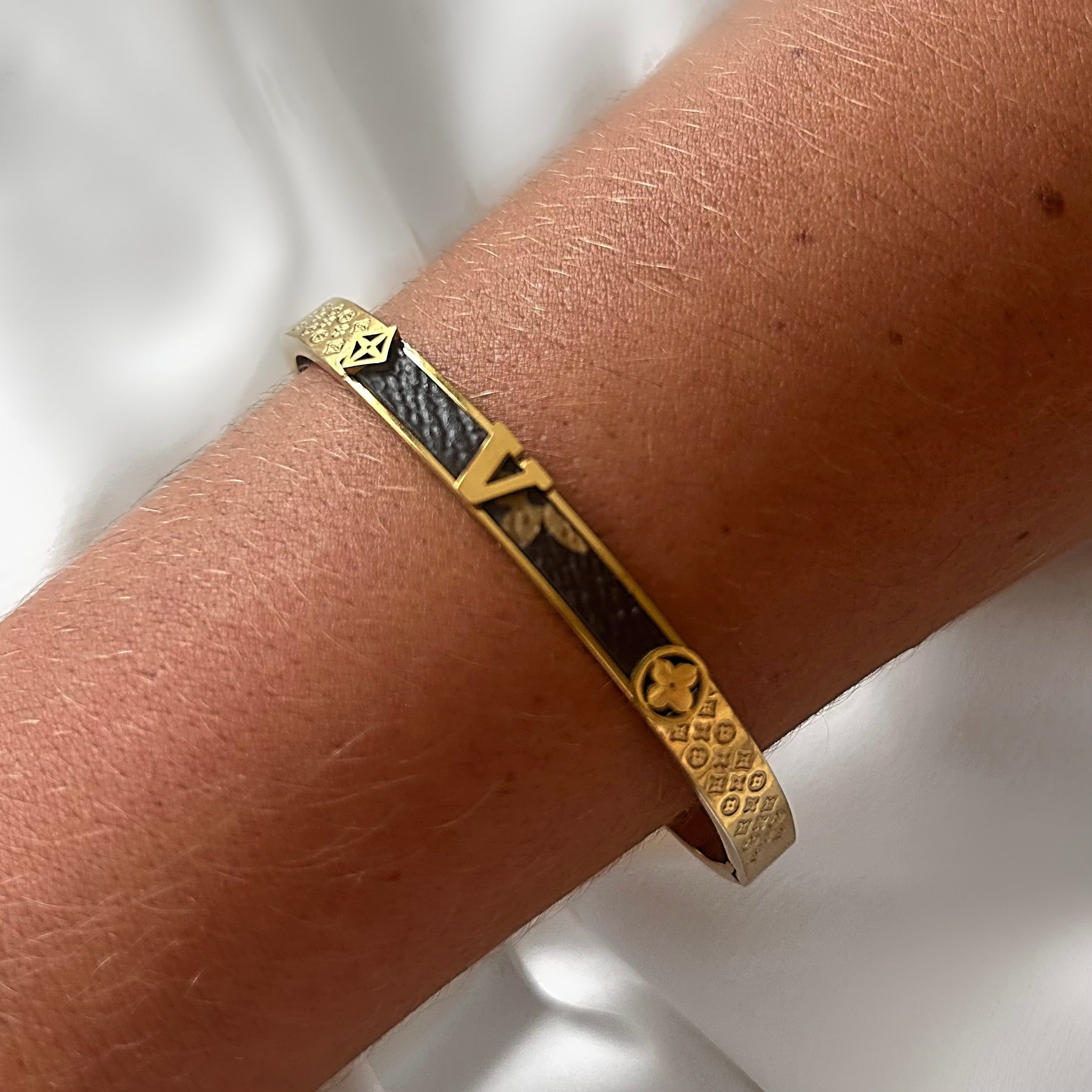 Clover engraved v bangle 
