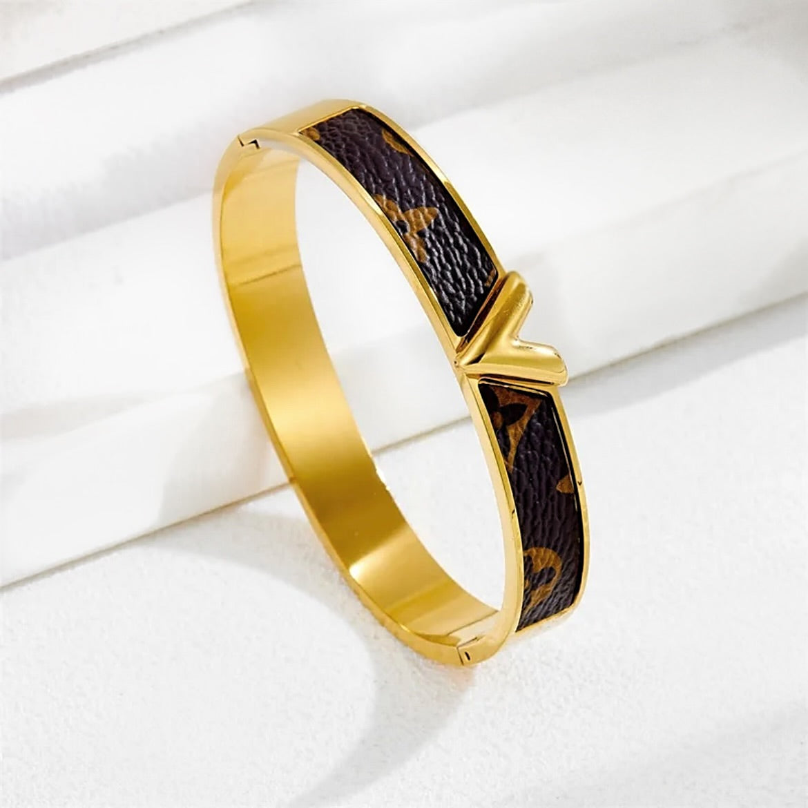 Classic v bangle 