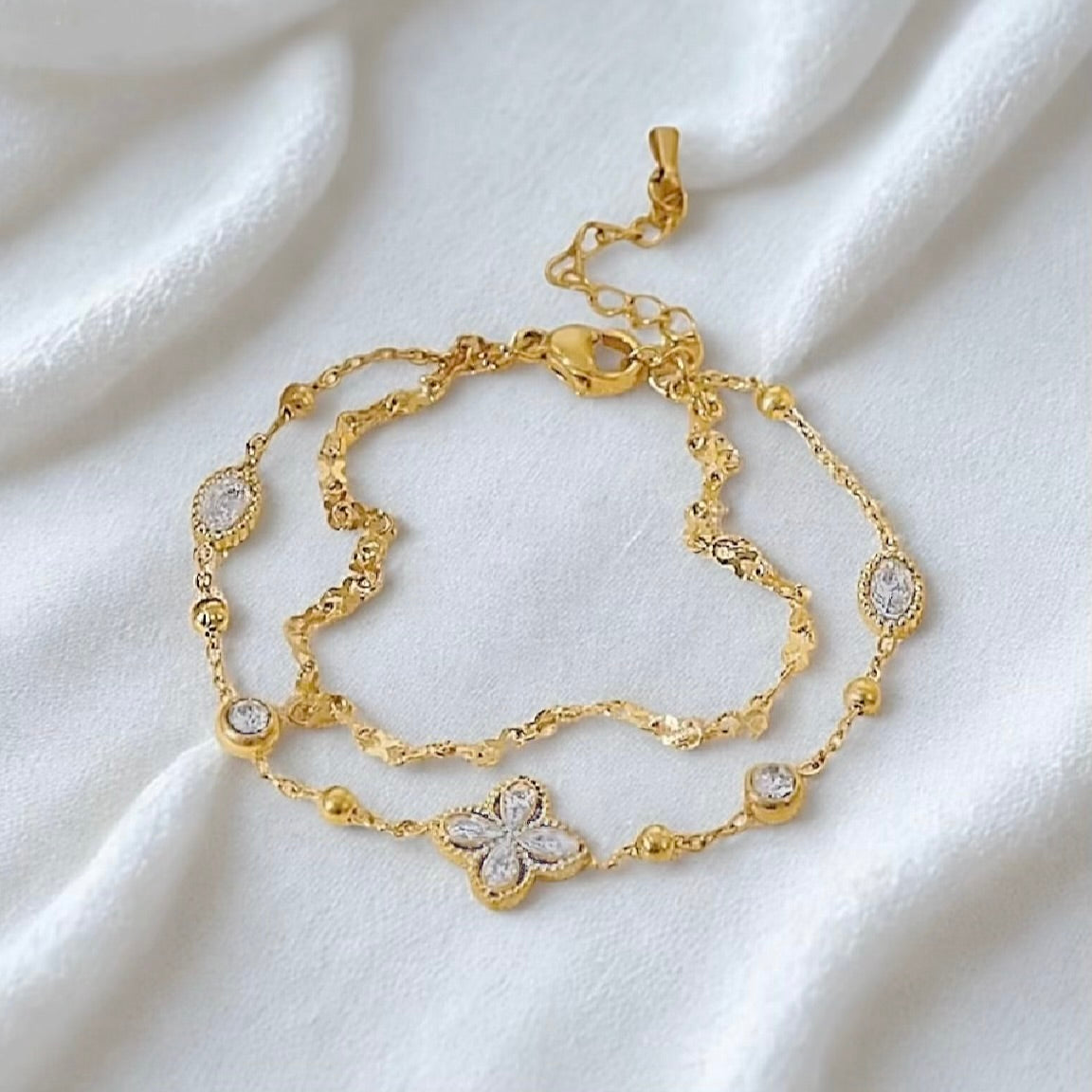 Gold bracelet with diamond clover 