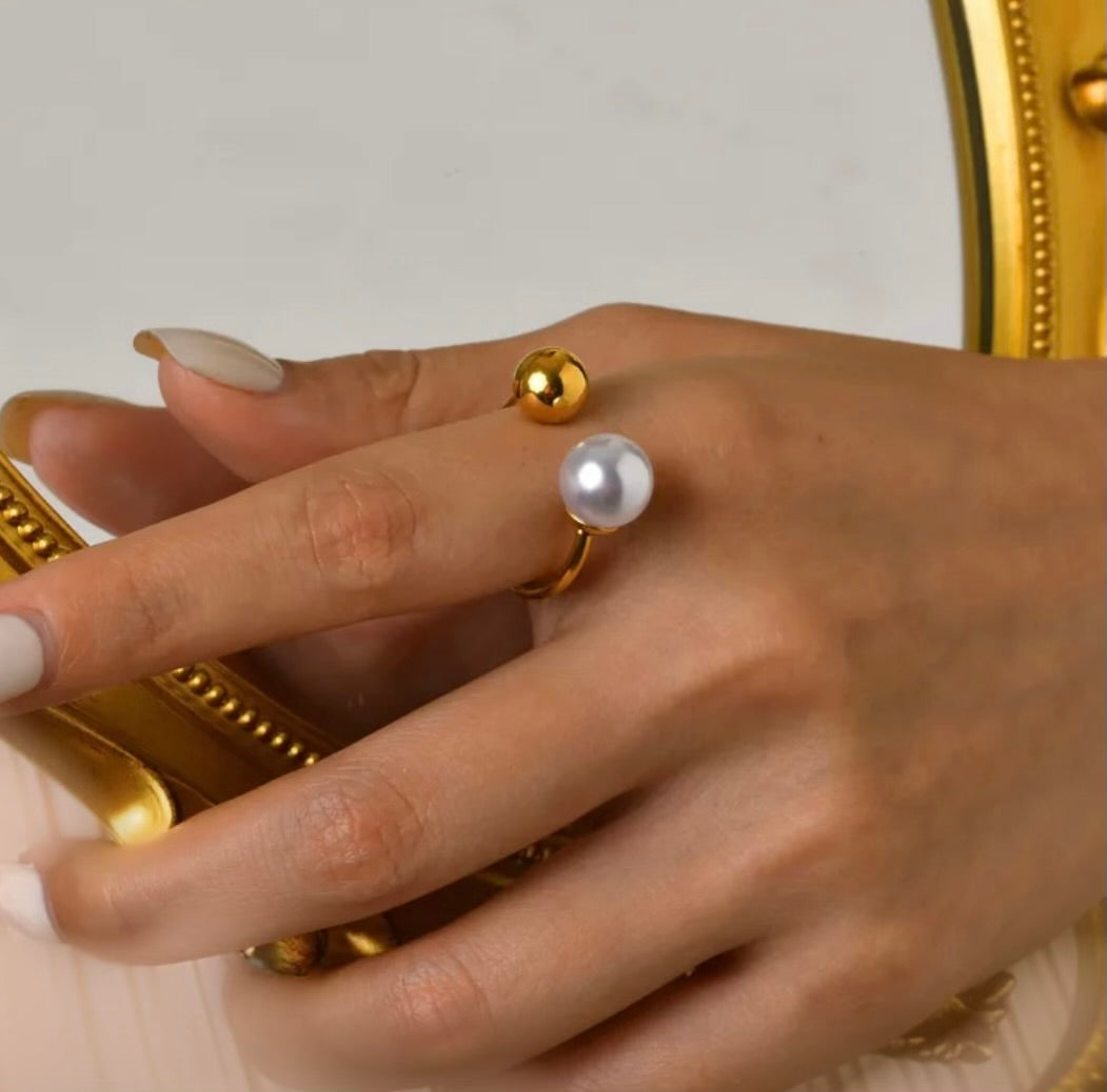 Gold pearl ring