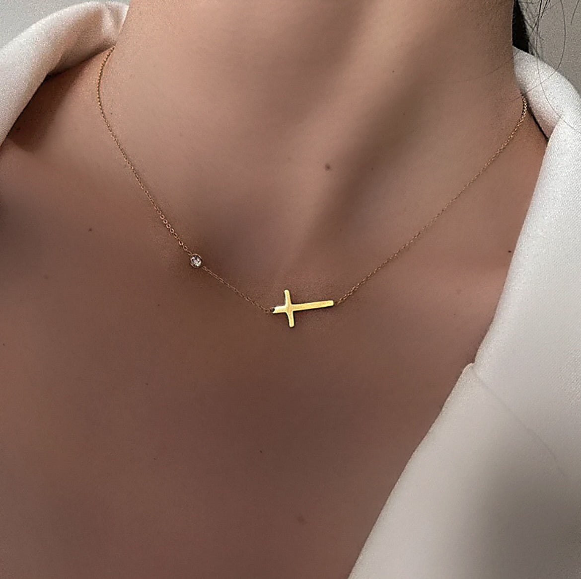 Dainty cross necklace 