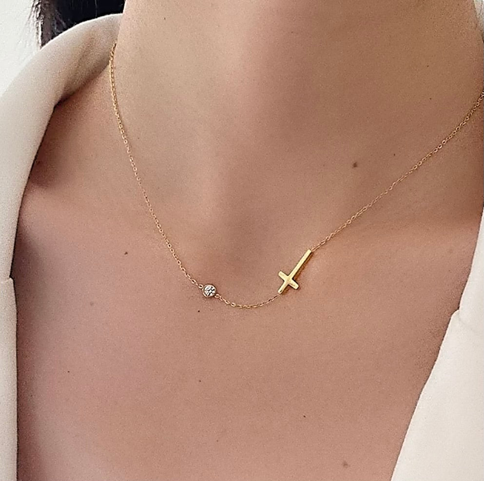 Dainty cross necklace 