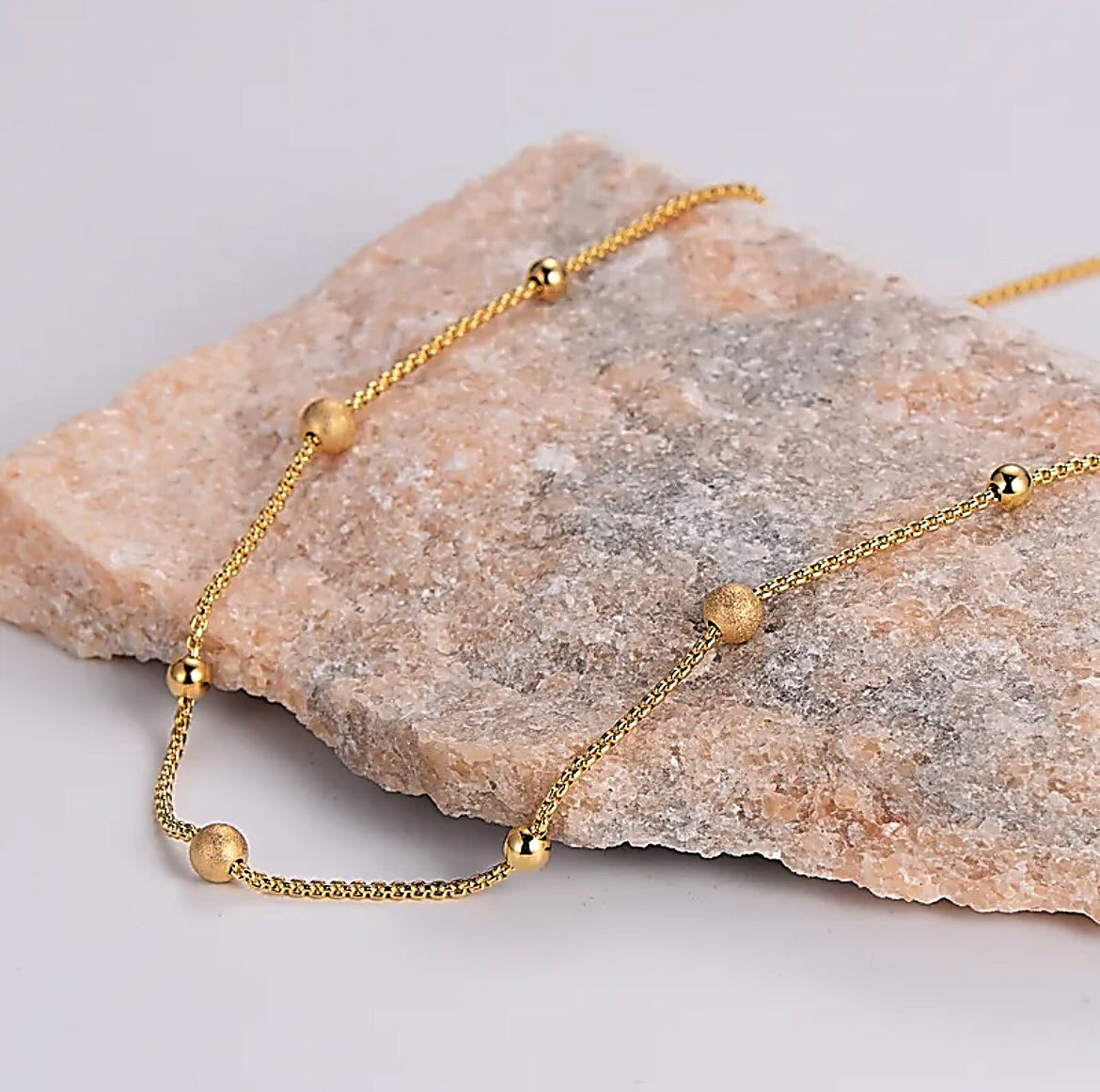 Gold dot necklace 